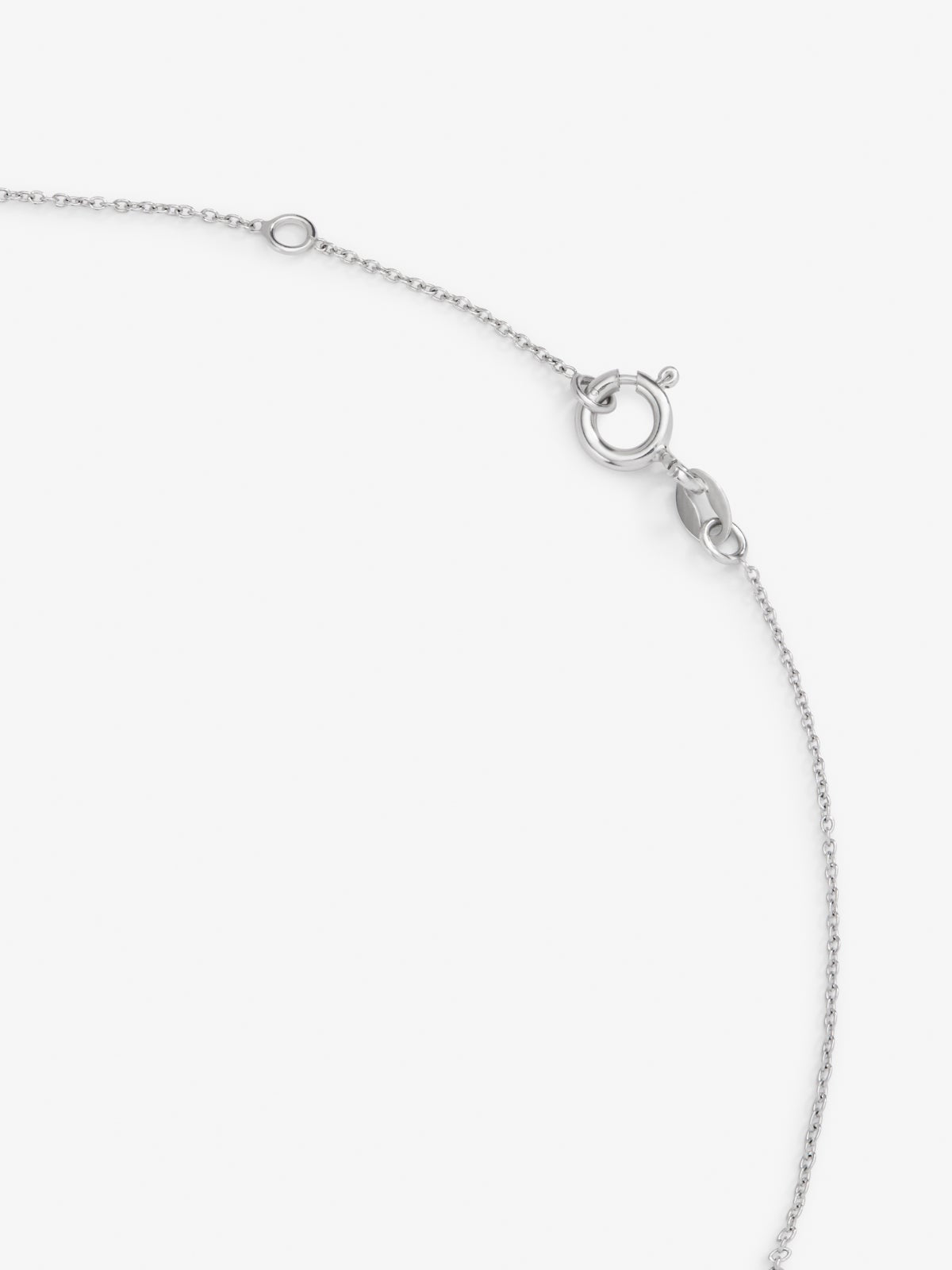 Colgante de oro blanco de 18K con letra R y 14 diamantes en talla brillante con un total de 0,07 cts