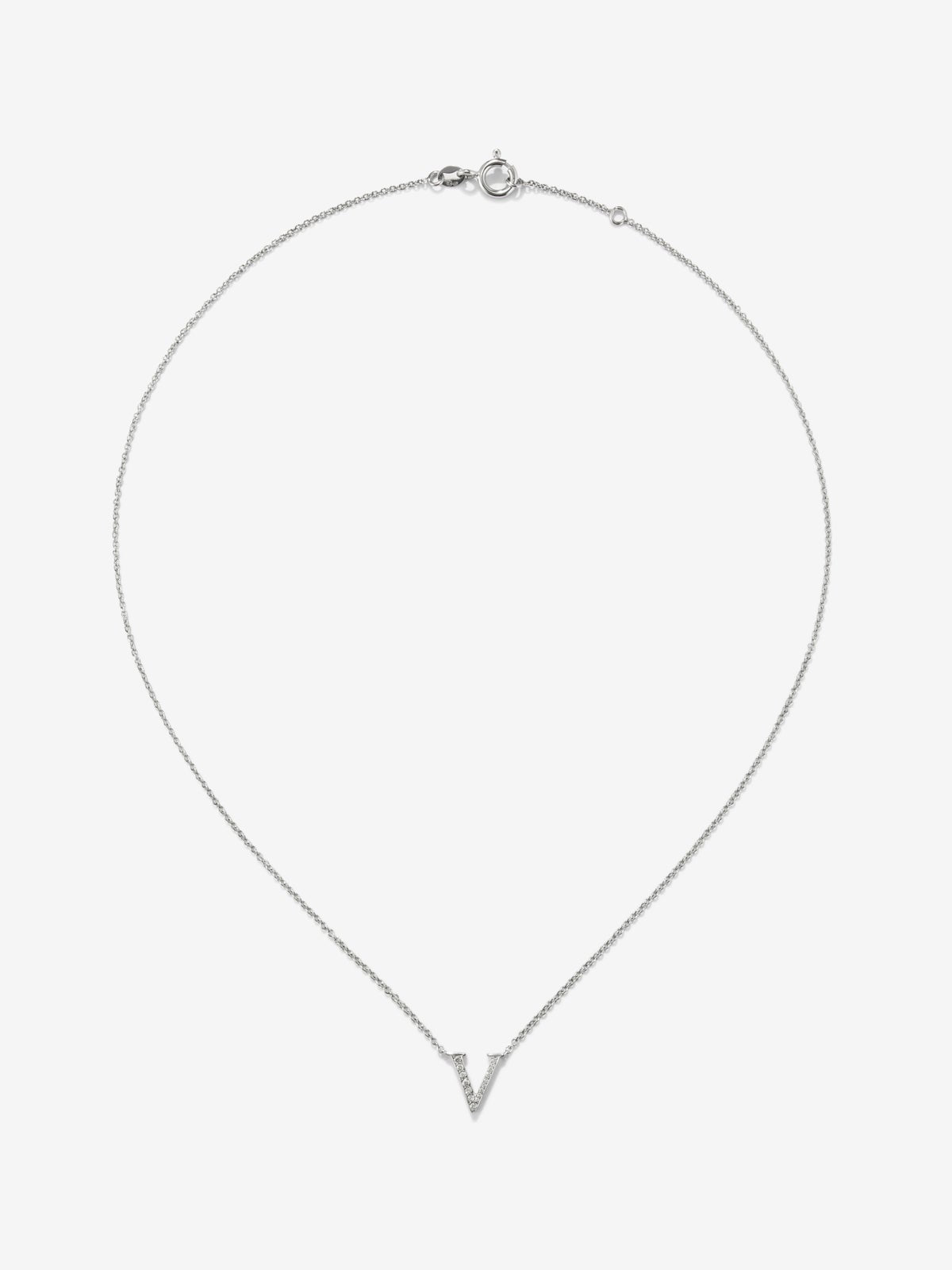 Colgante de oro blanco de 18K con letra V y 16 diamantes en talla brillante con un total de 0,07 cts