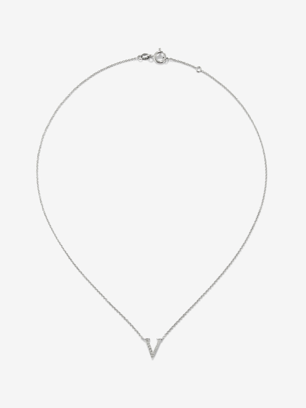 Colgante de oro blanco de 18K con letra V y 16 diamantes en talla brillante con un total de 0,07 cts