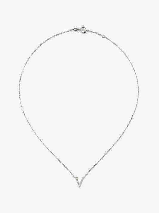 Colgante de oro blanco de 18K con letra V y 16 diamantes en talla brillante con un total de 0,07 cts