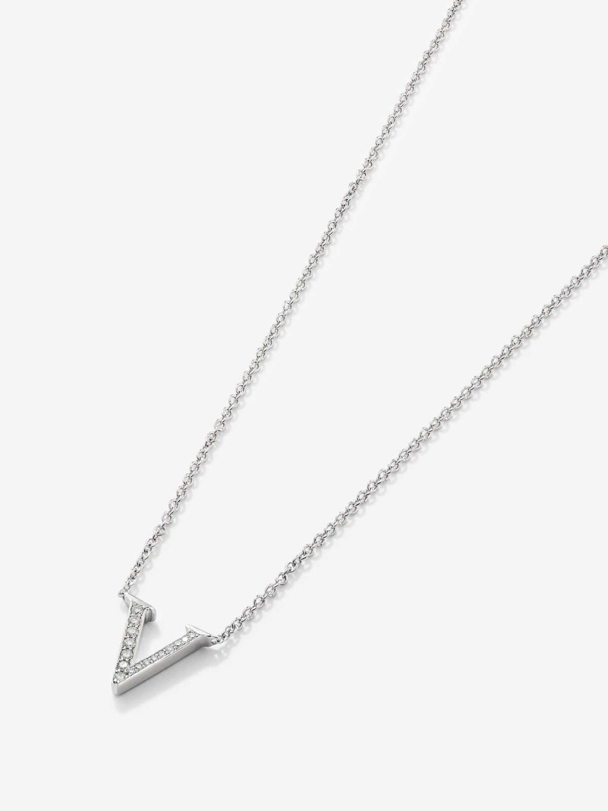 Colgante de oro blanco de 18K con letra V y 16 diamantes en talla brillante con un total de 0,07 cts