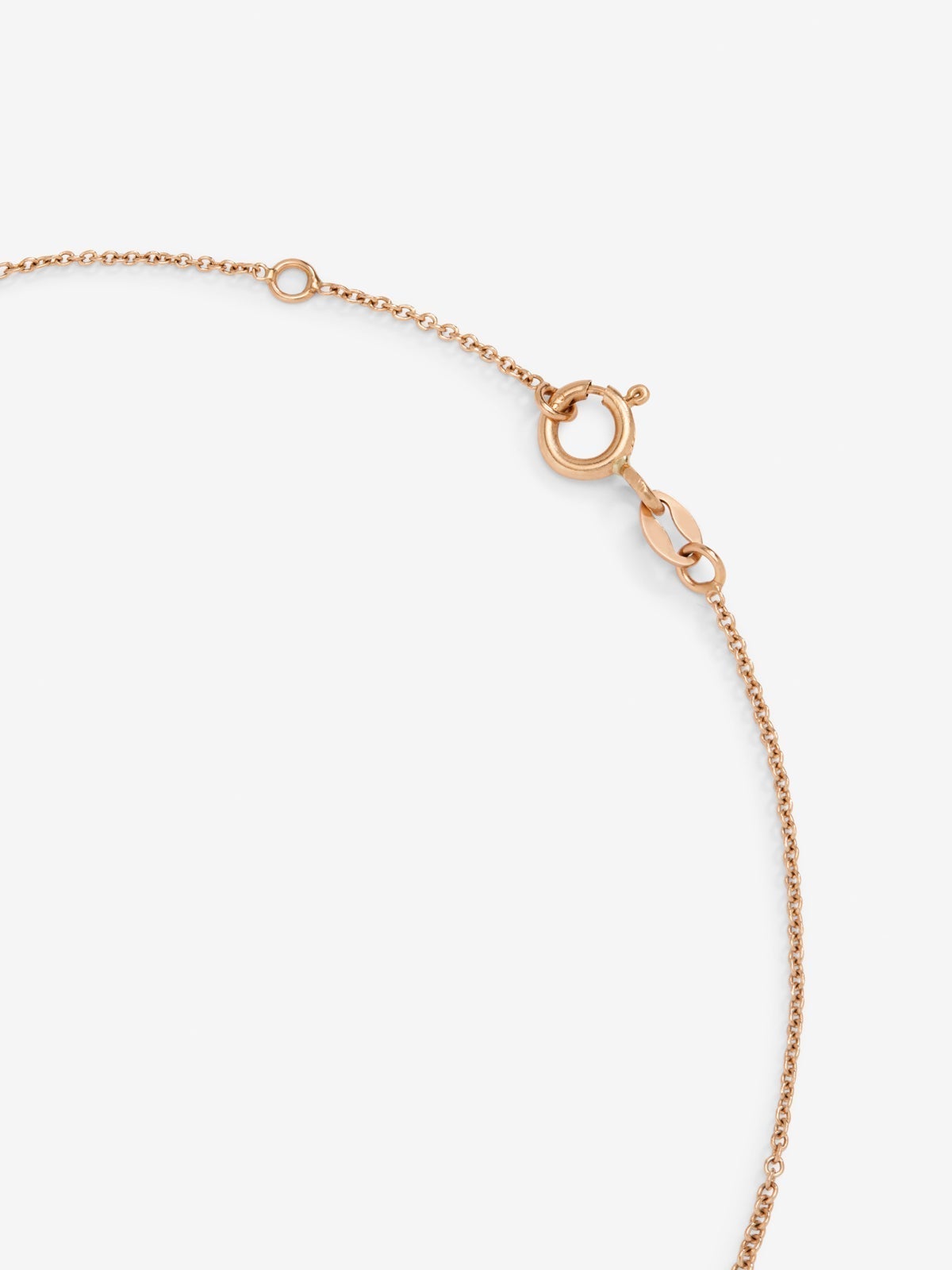 Colgante cadena con inicial de oro rosa de 18K y diamantes
