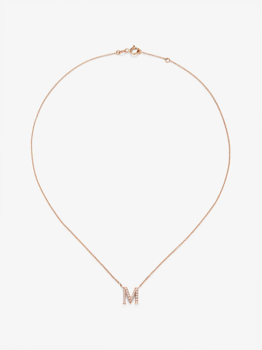 Colgante de oro rosa de 18K con letra M y 16 diamantes en talla brillante con un total de 0,07 cts