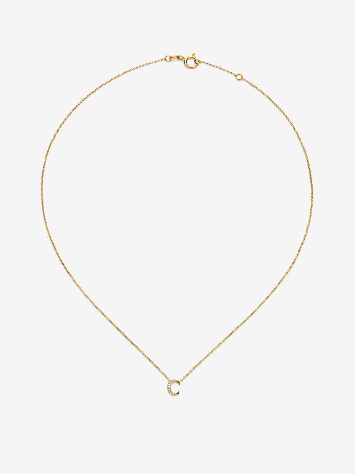Colgante de oro amarillo de 18K con letra C y 9 diamantes en talla brillante con un total de 0,023 cts