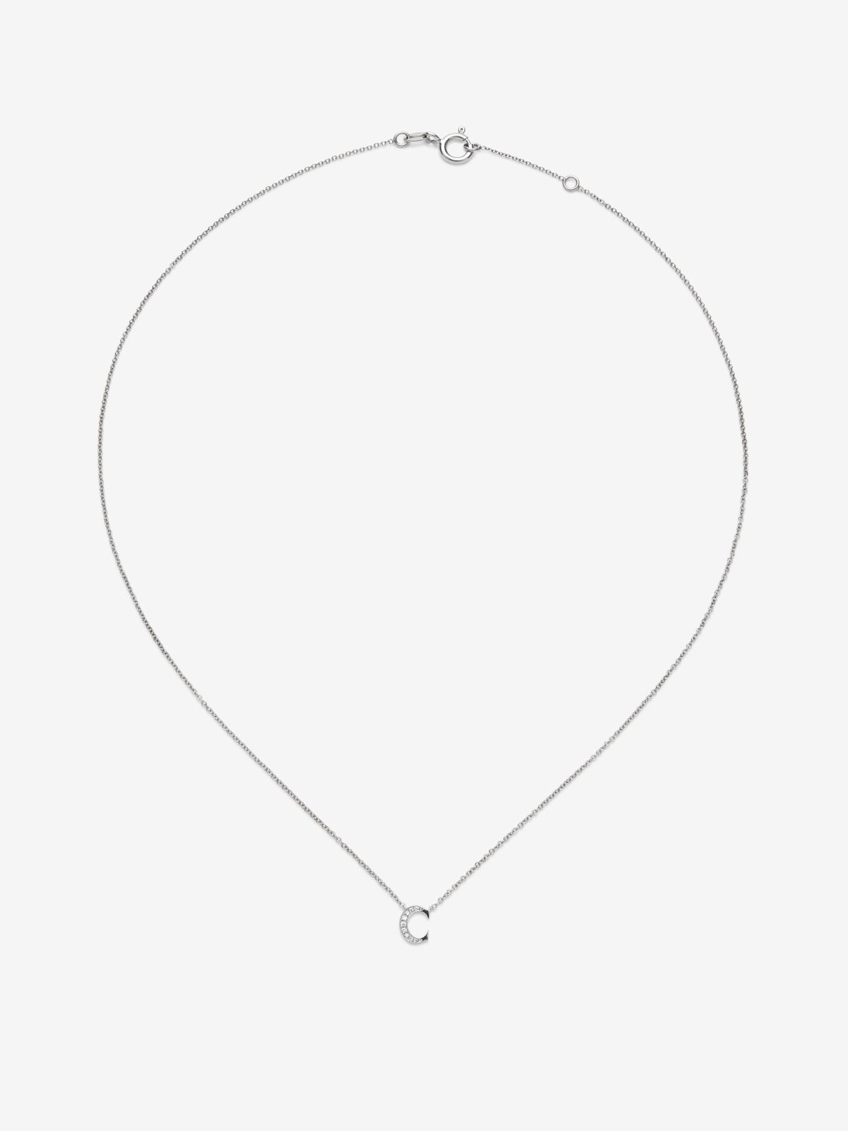 Colgante de oro blanco de 18K con letra C y 9 diamantes en talla brillante con un total de 0,023 cts