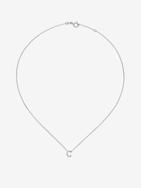Colgante de oro blanco de 18K con letra C y 9 diamantes en talla brillante con un total de 0,023 cts