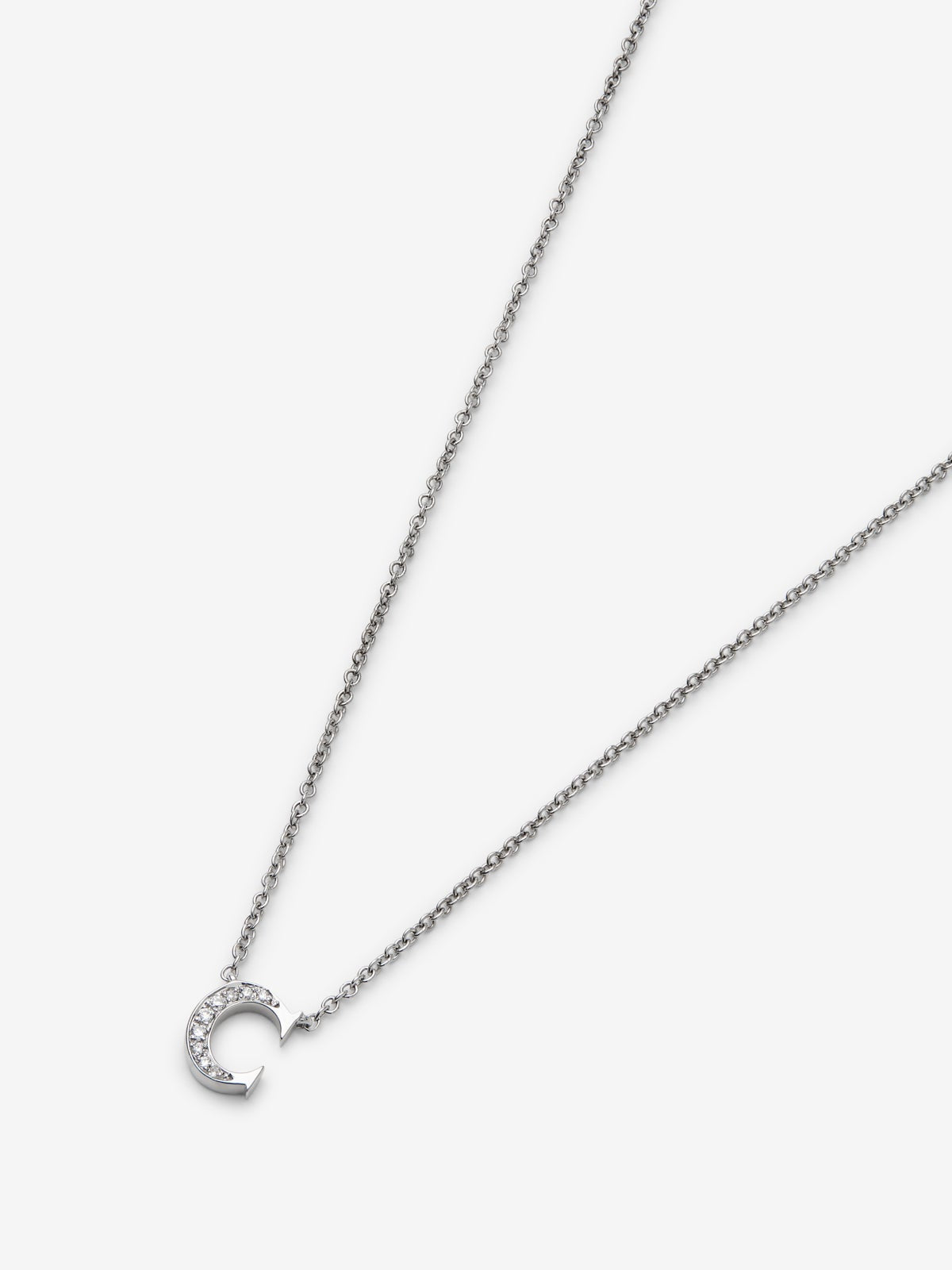 Colgante de oro blanco de 18K con letra C y 9 diamantes en talla brillante con un total de 0,023 cts
