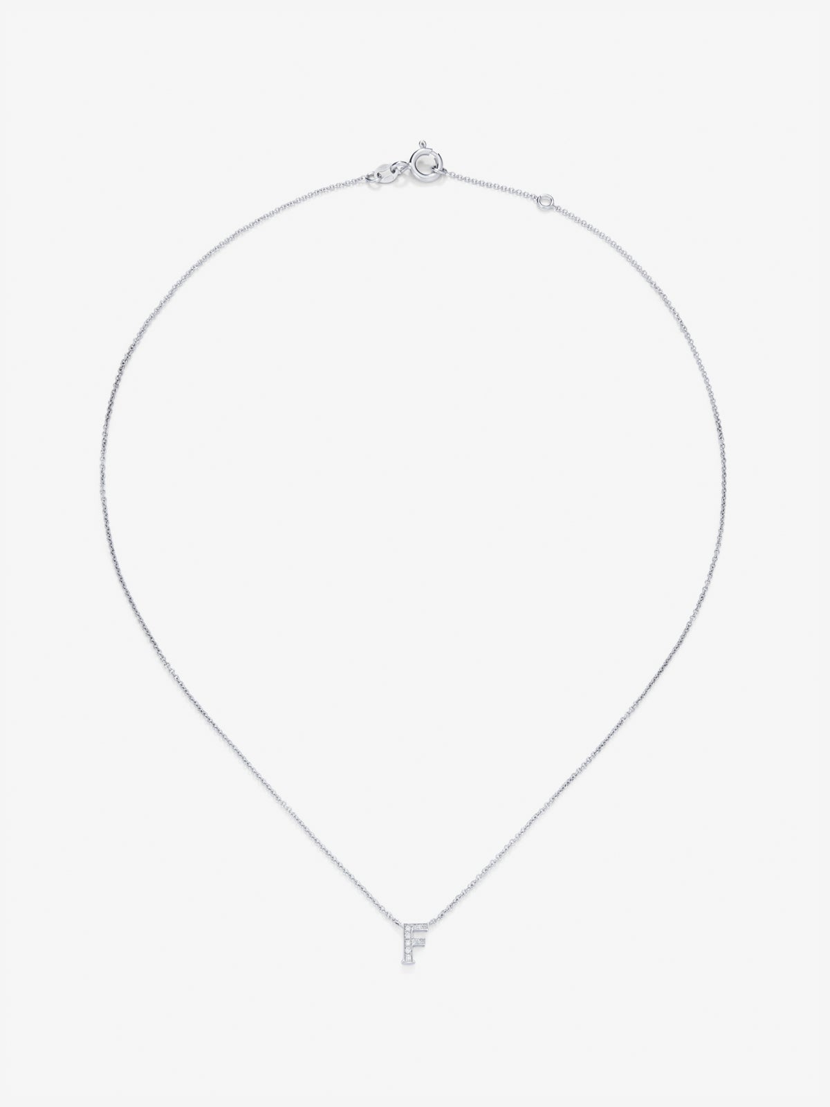 Colgante cadena con inicial pequeña de oro blanco de 18K y diamantes