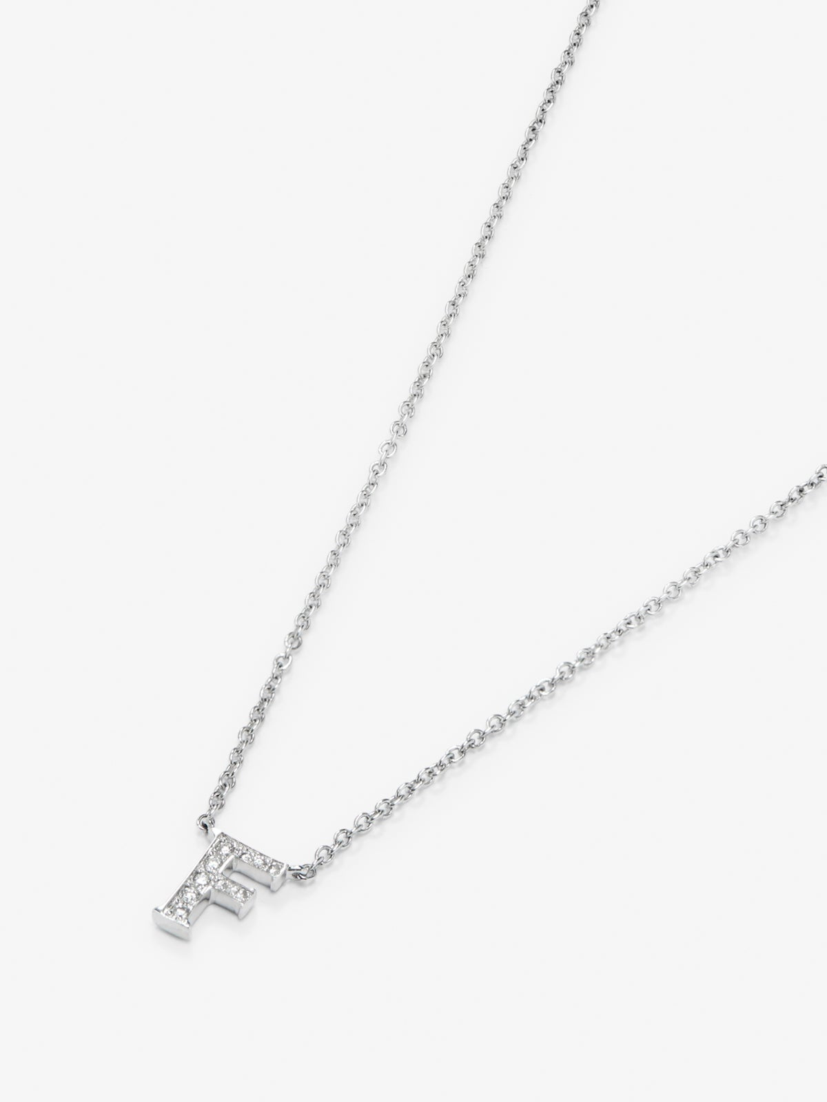 Colgante cadena con inicial pequeña de oro blanco de 18K y diamantes