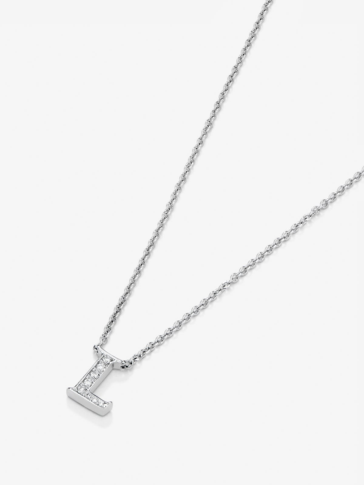 Colgante de oro blanco de 18K con letra L en pavé de 5 diamantes en talla brillante con un total de 0,02 cts