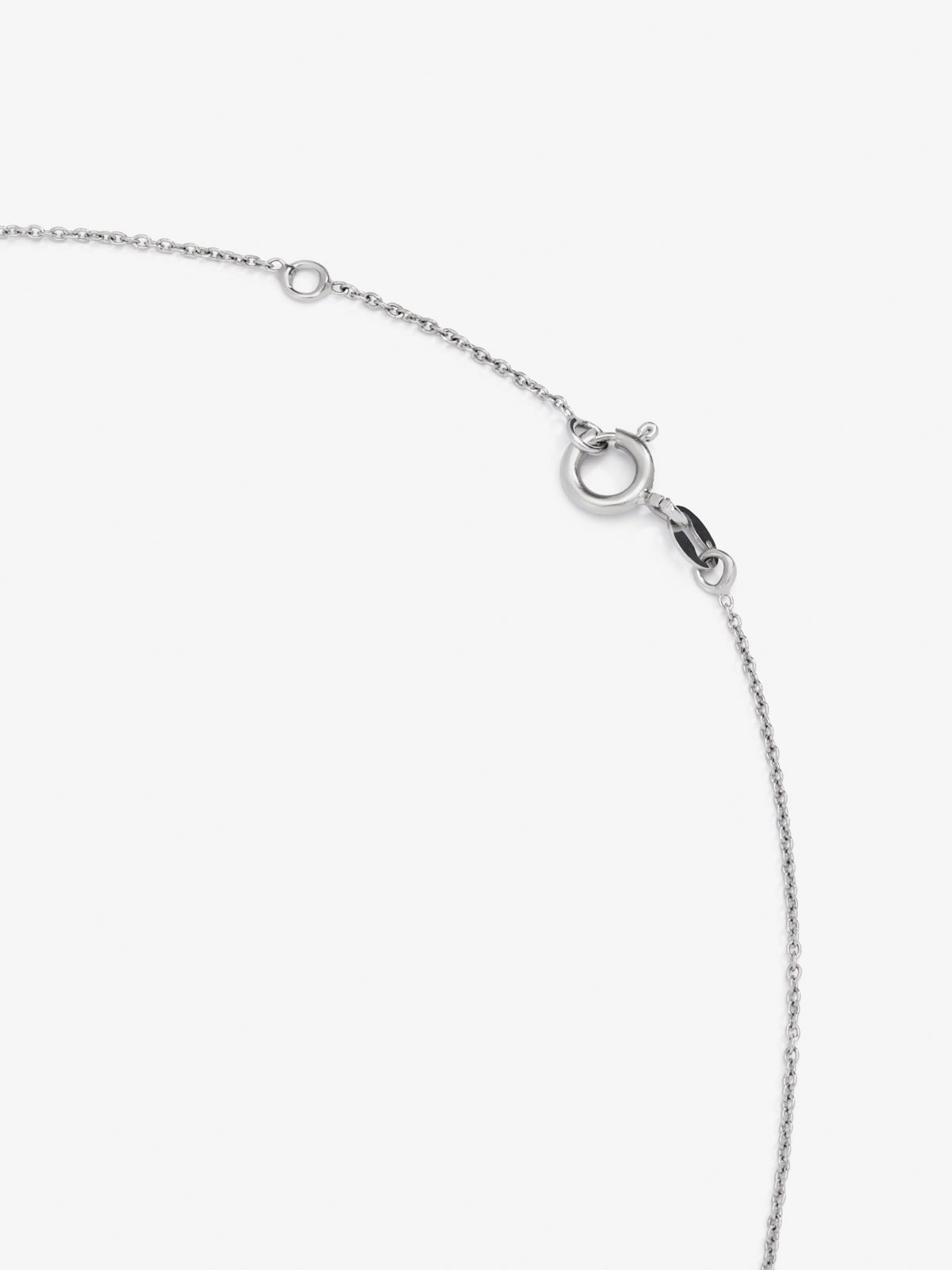 Colgante de oro blanco de 18K con letra L en pavé de 5 diamantes en talla brillante con un total de 0,02 cts
