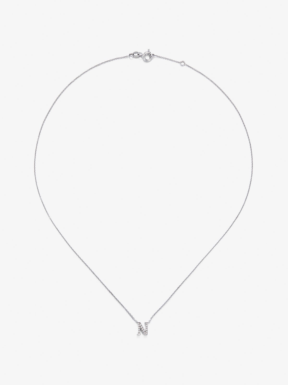 Colgante cadena con inicial pequeña de oro blanco de 18K y diamantes