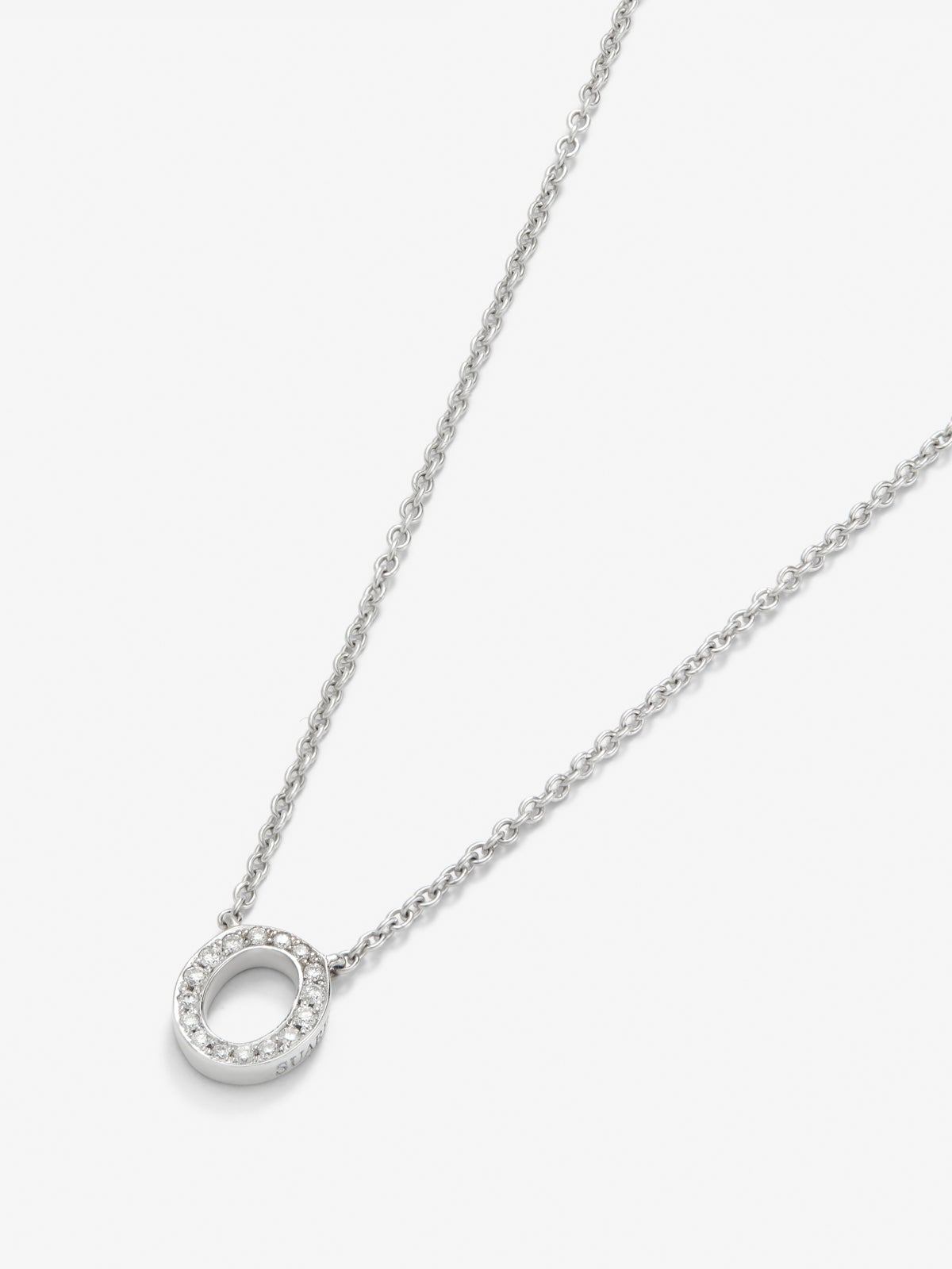 Colgante de oro blanco de 18K con letras y diamantes blancos en talla brillante