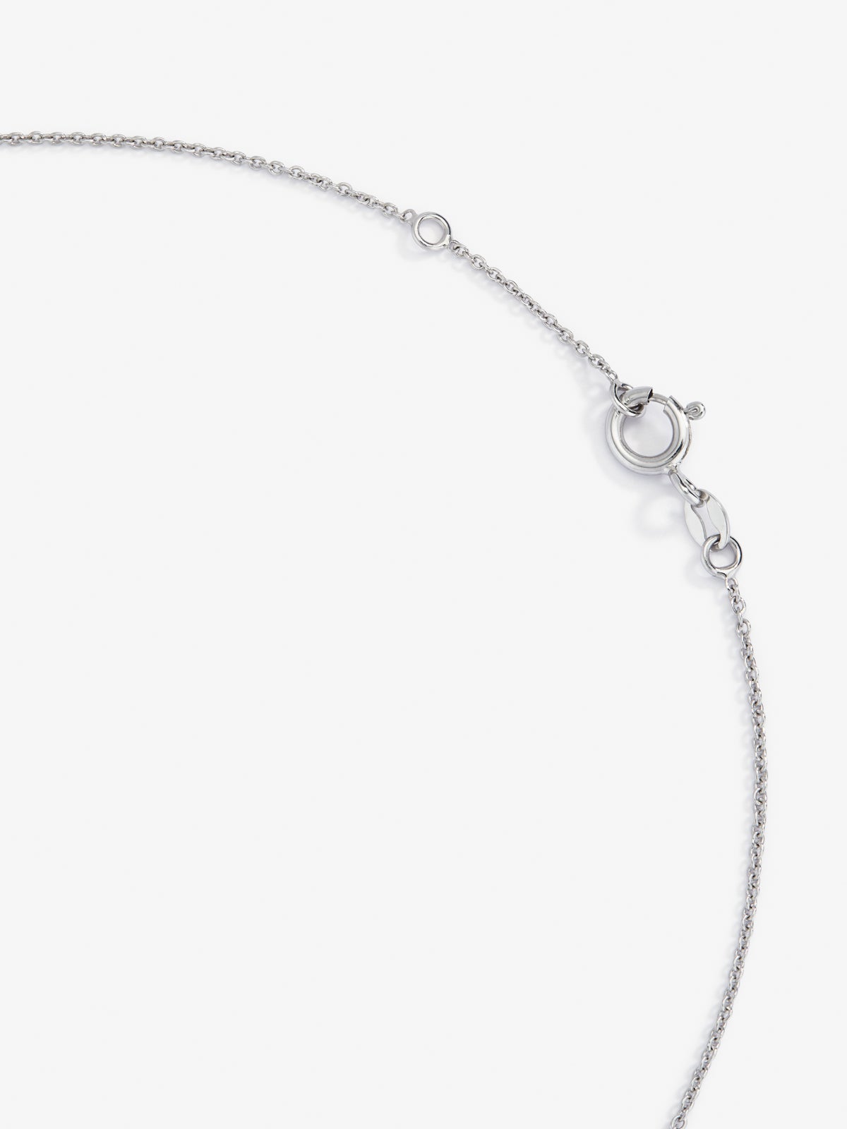 Colgante de oro blanco de 18K con letra S en pavé de 10 diamantes en talla brillante con un total de 0,027 cts