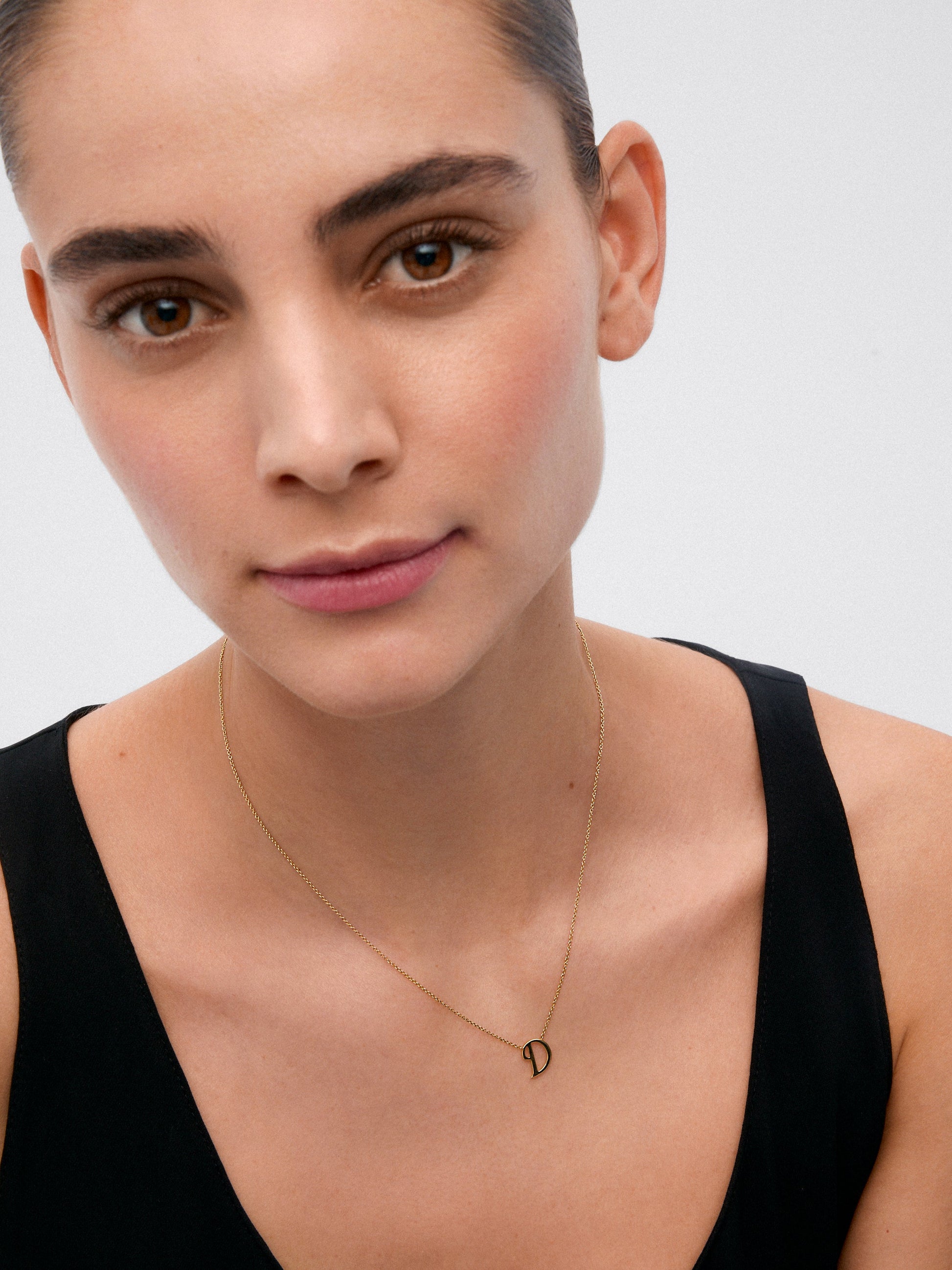 Colgante de oro amarillo de 18K con letra D
