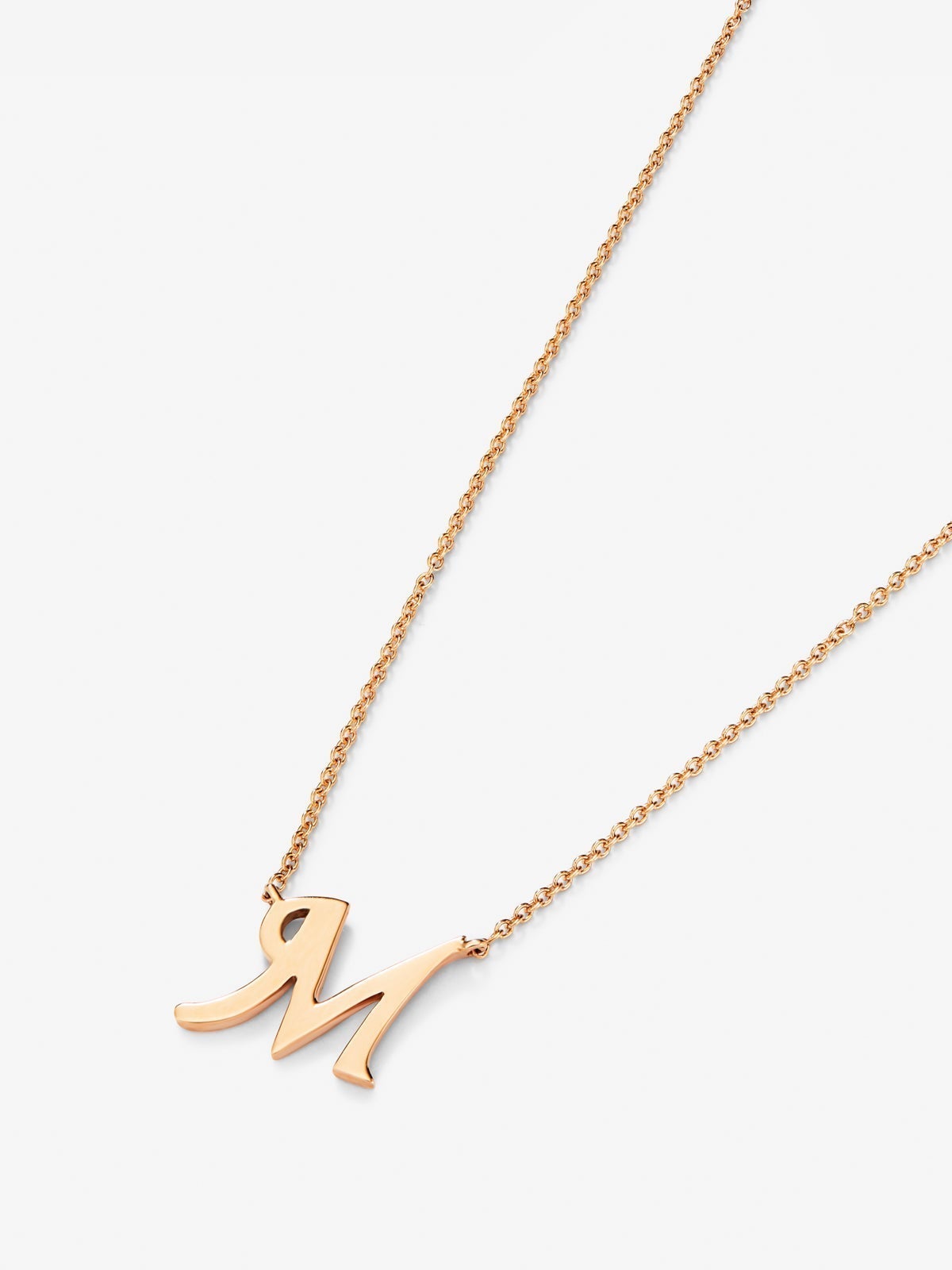 Colgante de oro rosa de 18K con letra M