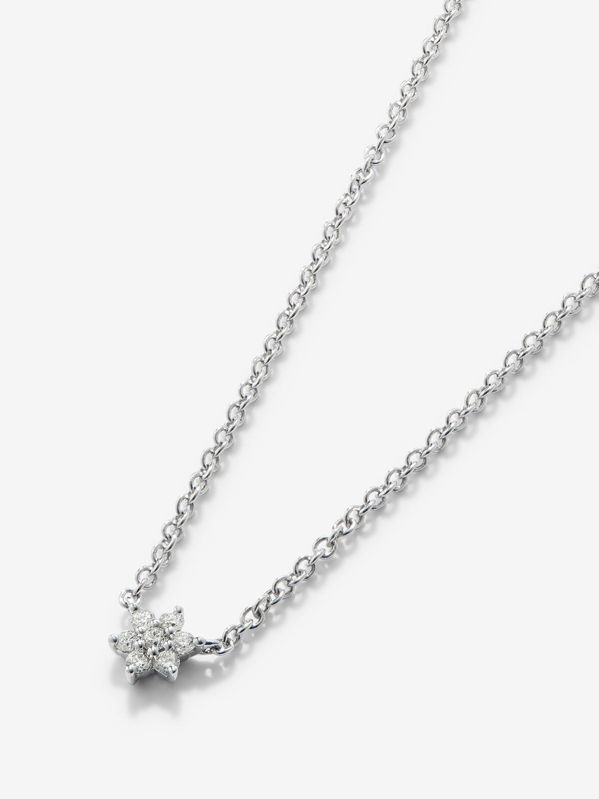 Colgante de oro blanco de 18K y diamantes en talla brillante de 0,08 cts y forma de estrella