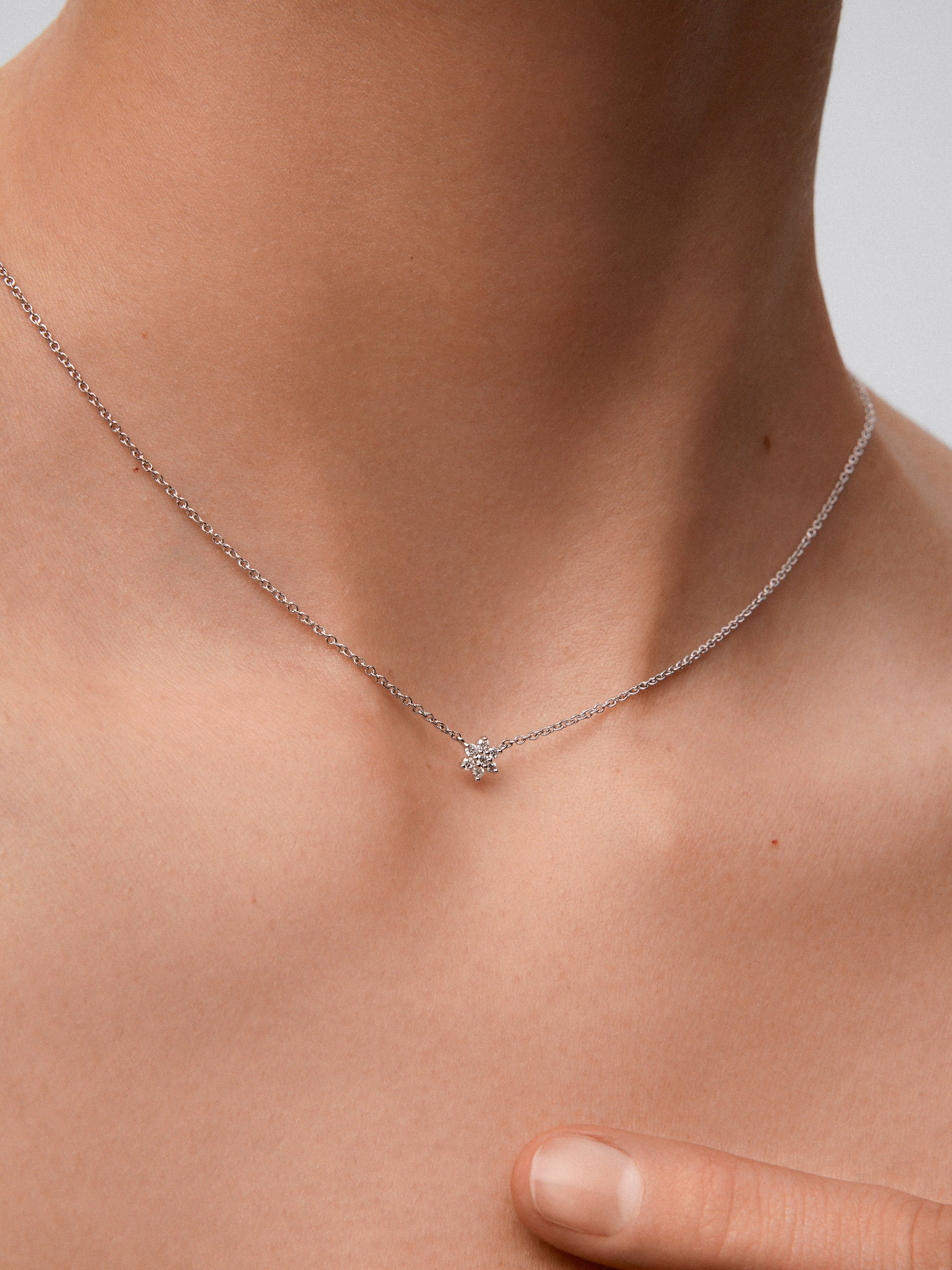 Colgante de oro blanco de 18kt con diamantes