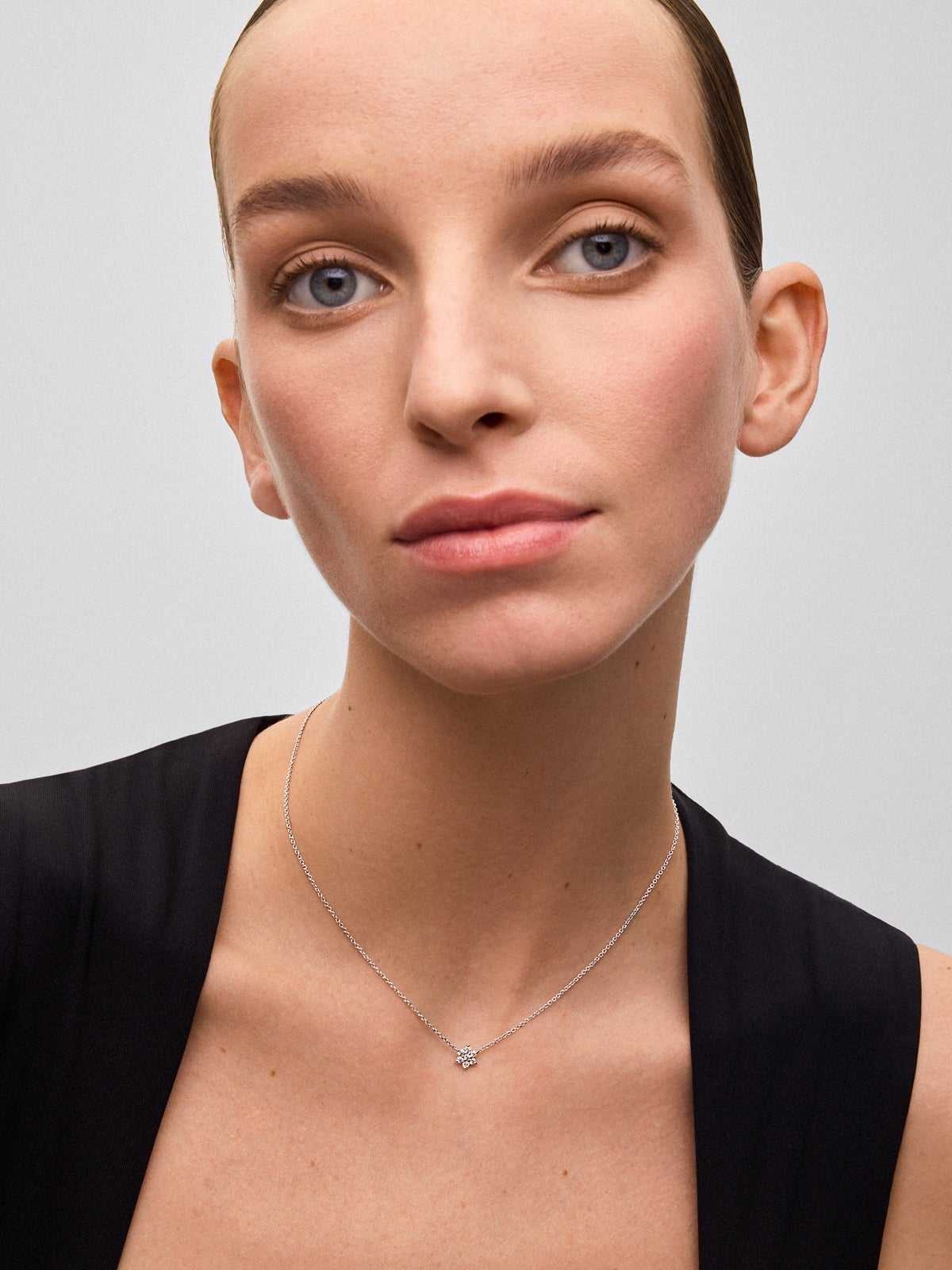 Colgante de oro blanco de 18K con diamantes 0,21 cts en forma de estrella