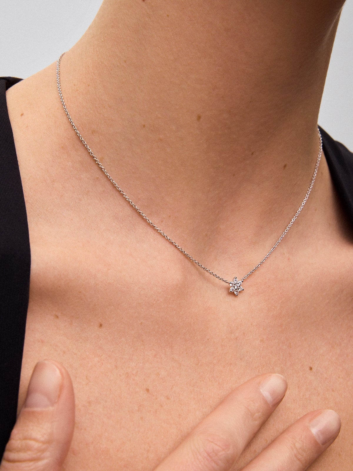 Colgante de oro blanco de 18K con diamantes 0,21 cts en forma de estrella
