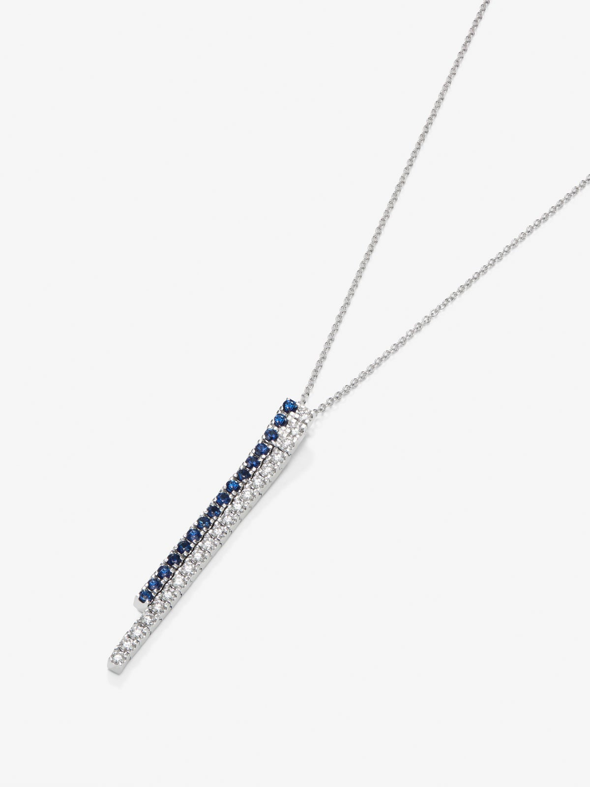 Collar de oro blanco de 18K con diamantes blancos y zafiros azules