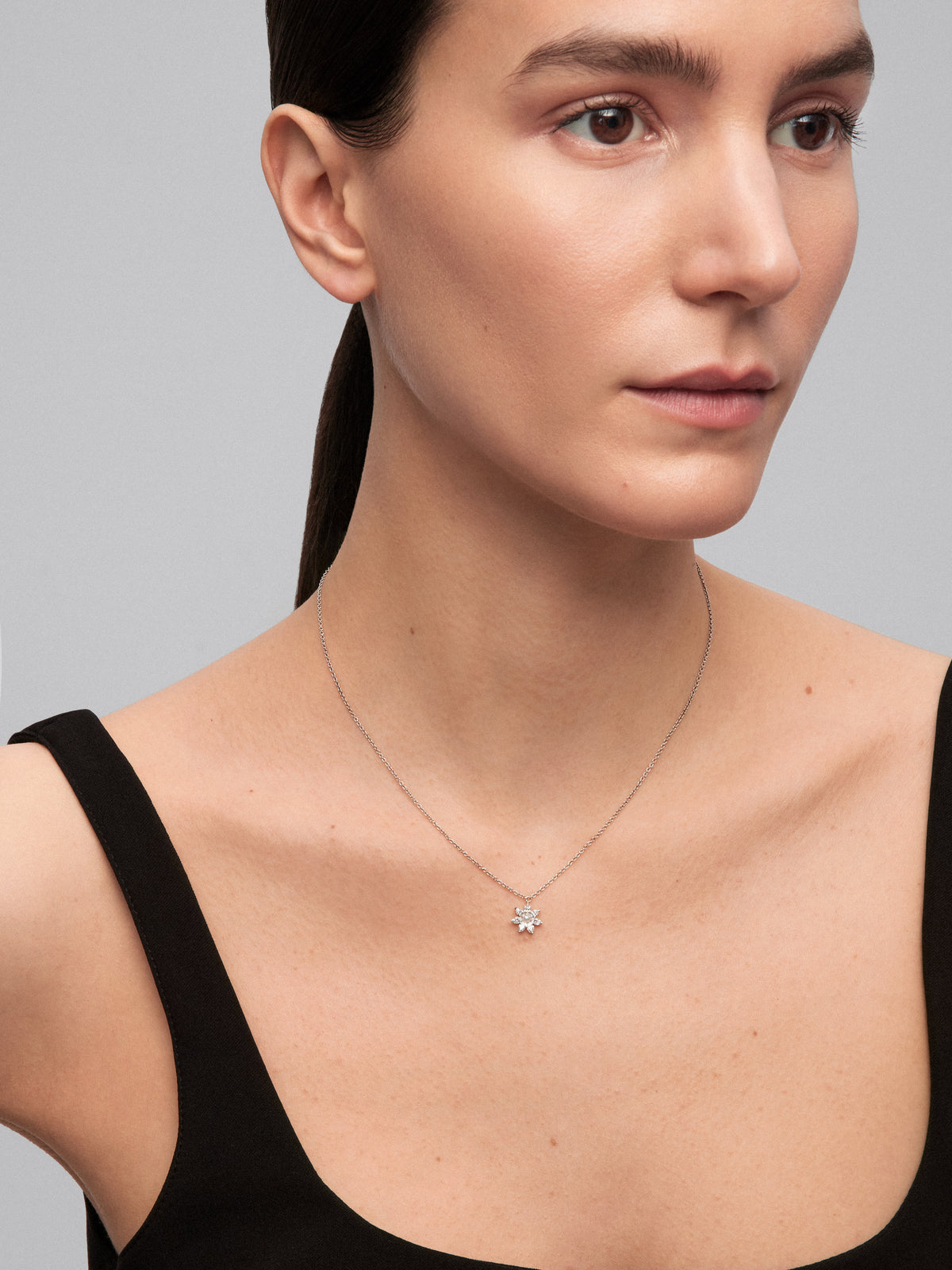 Colgante de oro blanco de 18K con flor de 7 diamantes en talla marquise con un total de 2,04 cts y una perla akoya