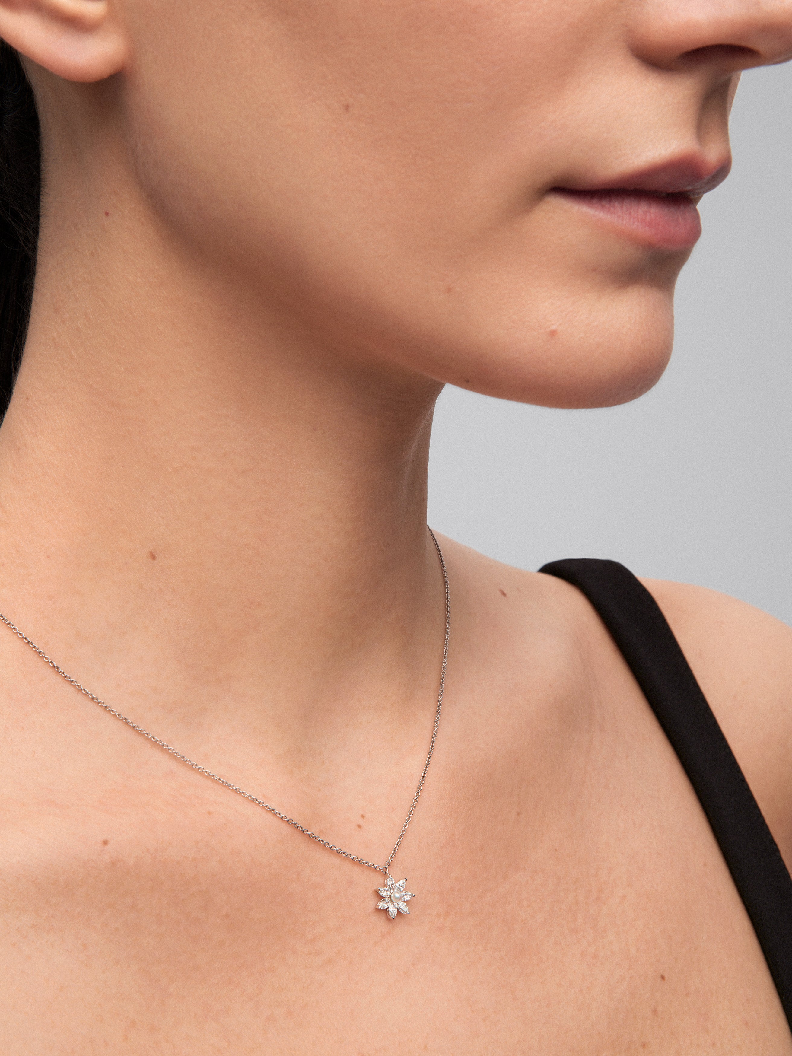 Colgante de oro blanco de 18K con flor de 7 diamantes en talla marquise con un total de 2,04 cts y una perla akoya