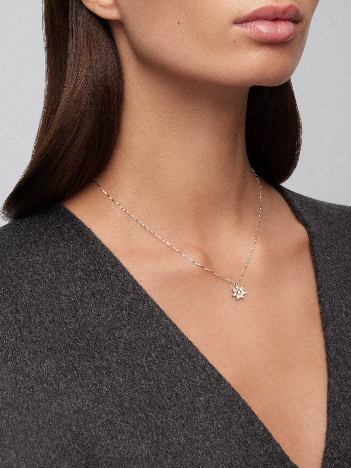 Colgante de oro blanco y oro amarillo de 18kt con diamantes