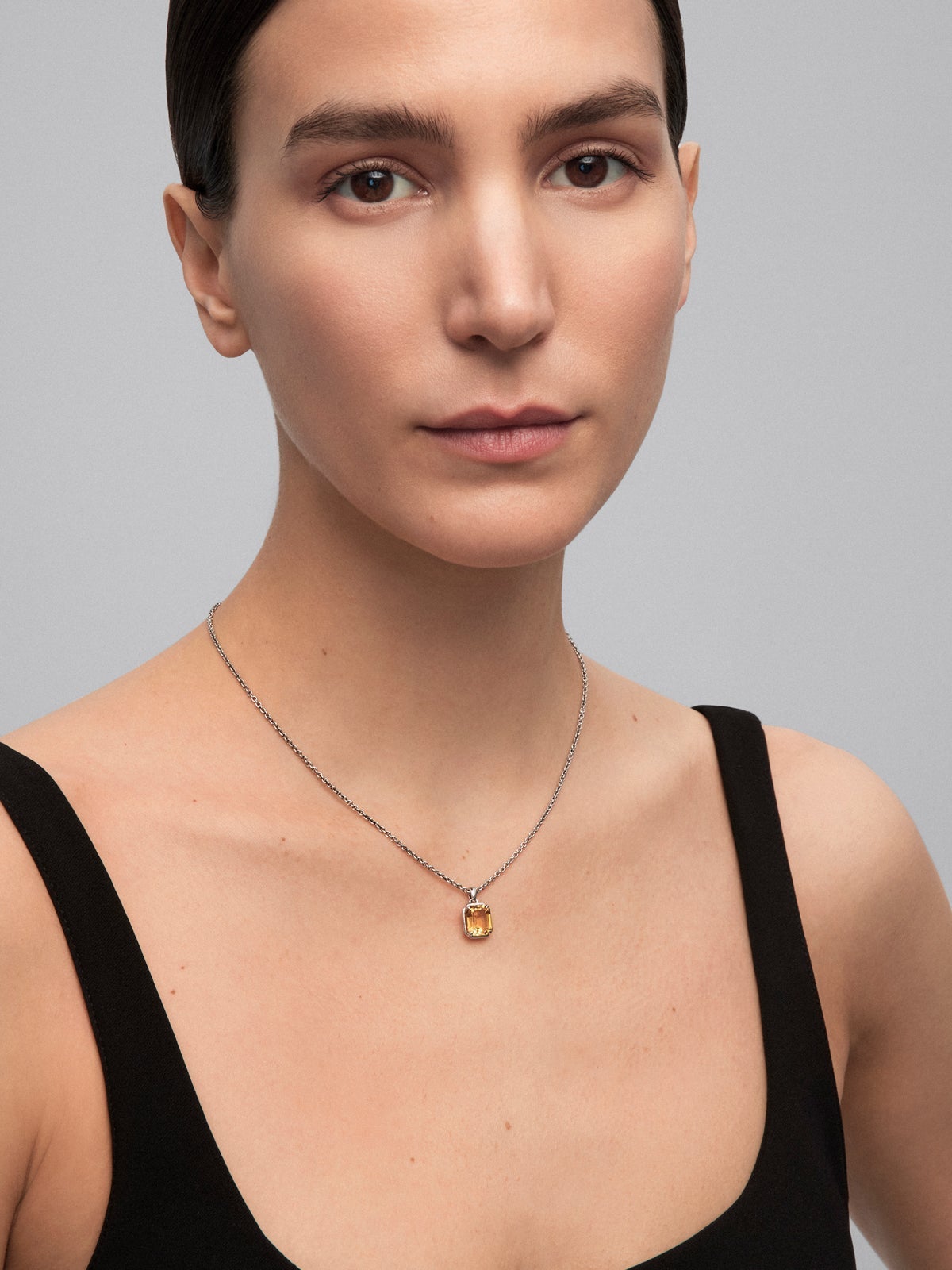 Colgante de plata 925 con cuarzo citrino en talla esmeralda de 2,79 cts