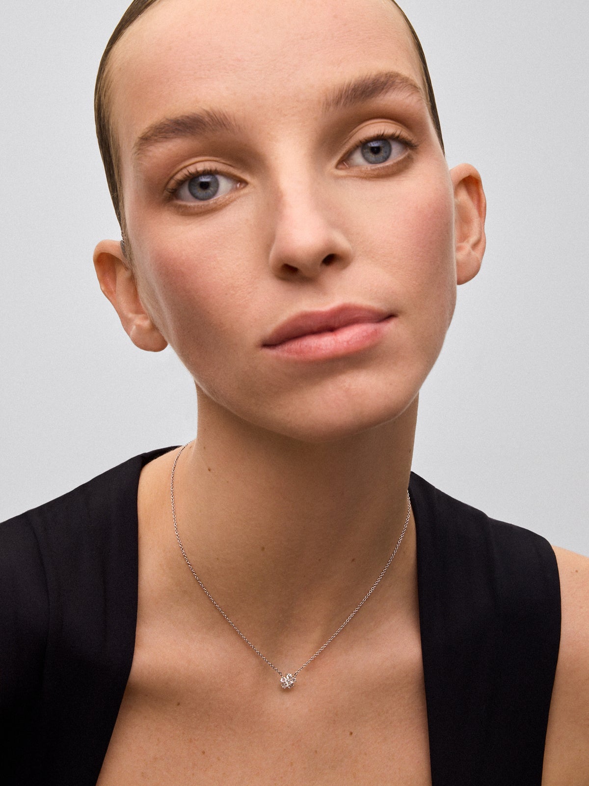 Colgante de oro blanco de 18K con 6 diamantes en talla brillante con un total de 0,46 cts y forma de flor