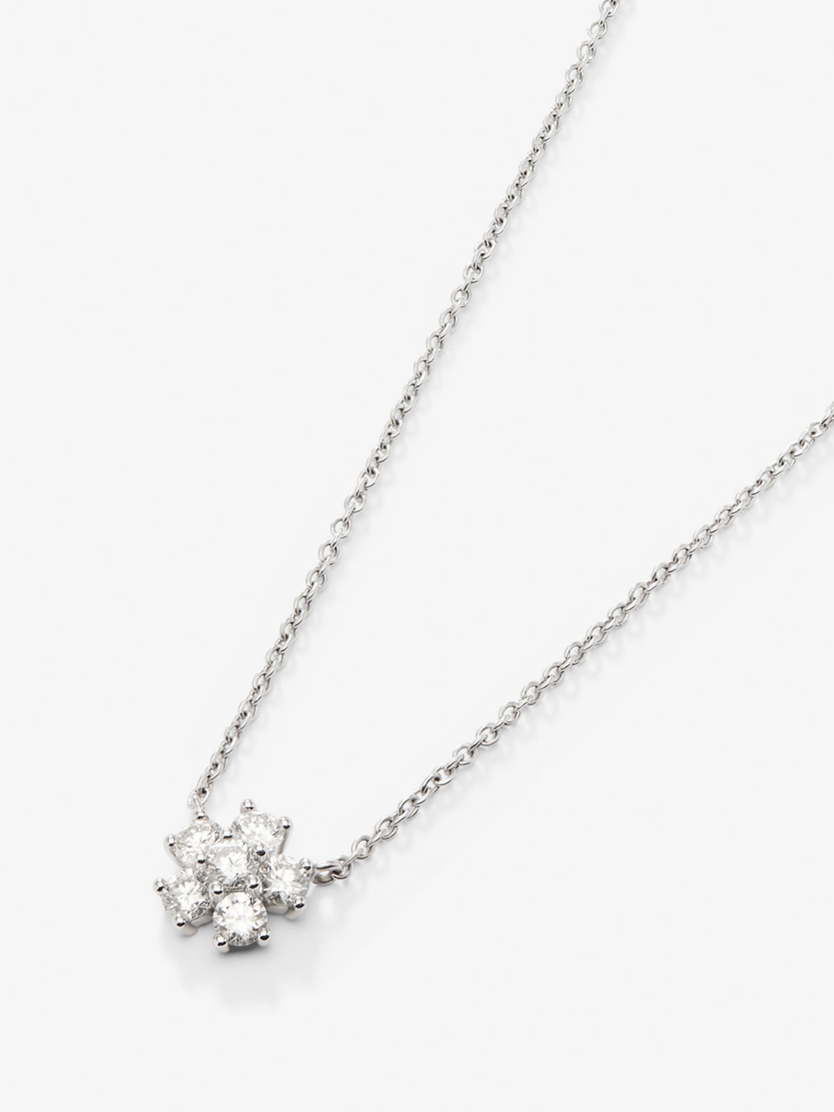 Colgante de oro blanco de 18K con 6 diamantes en talla brillante con un total de 0,46 cts y forma de flor