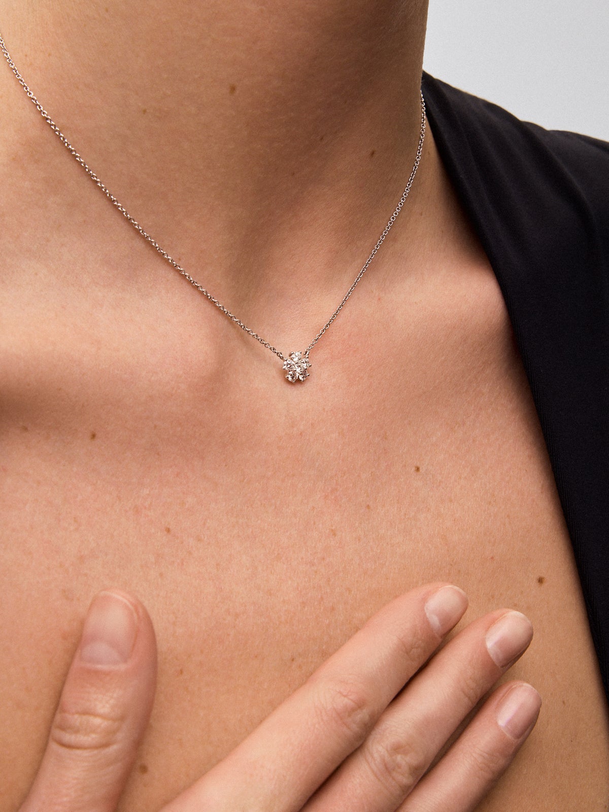 Colgante de oro blanco de 18K con 6 diamantes en talla brillante con un total de 0,46 cts y forma de flor