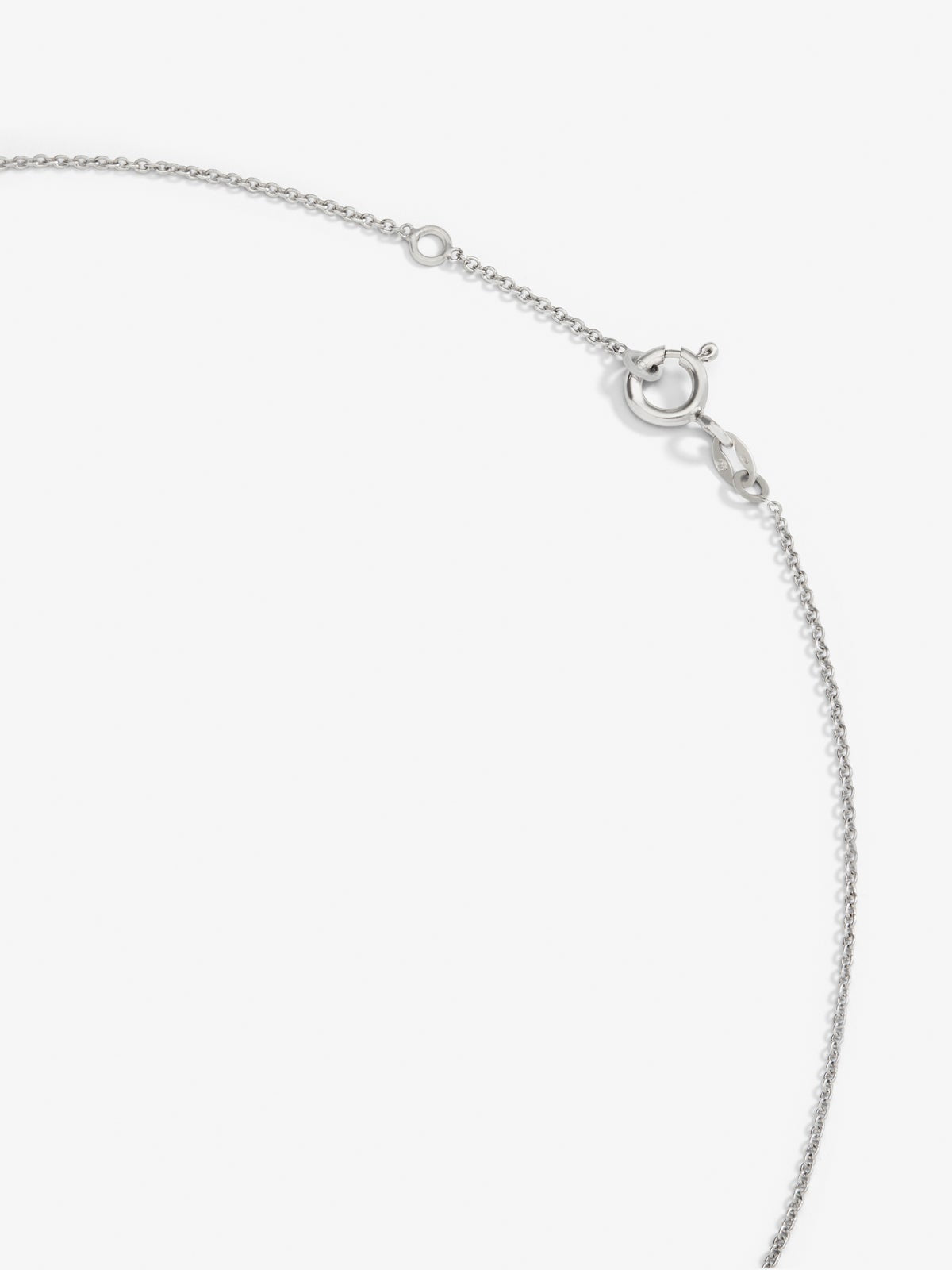 Colgante de oro blanco de 18K con 6 diamantes en talla brillante con un total de 0,46 cts y forma de flor