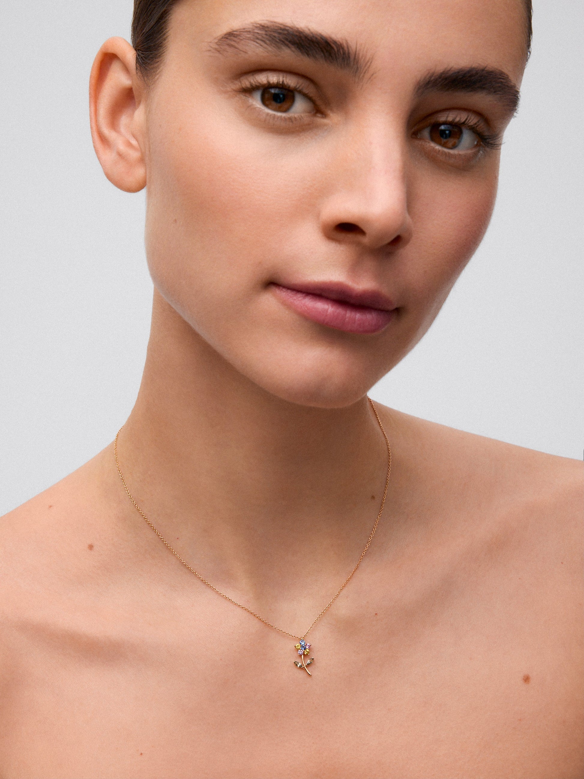 Colgante de oro rosa de 18K con zafiros verdes y multicolor en forma de flor