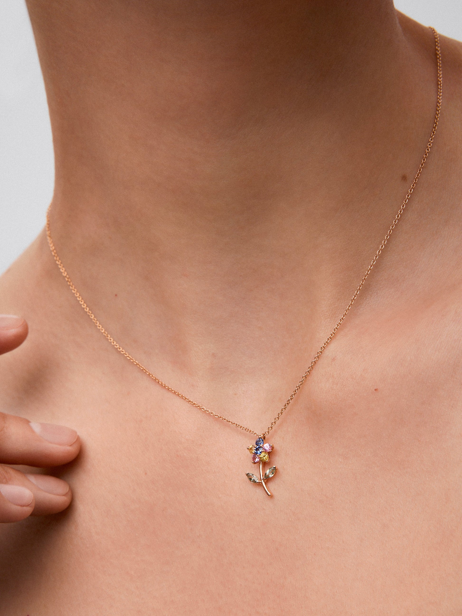 Colgante de oro rosa de 18K con zafiros verdes y multicolor en forma de flor