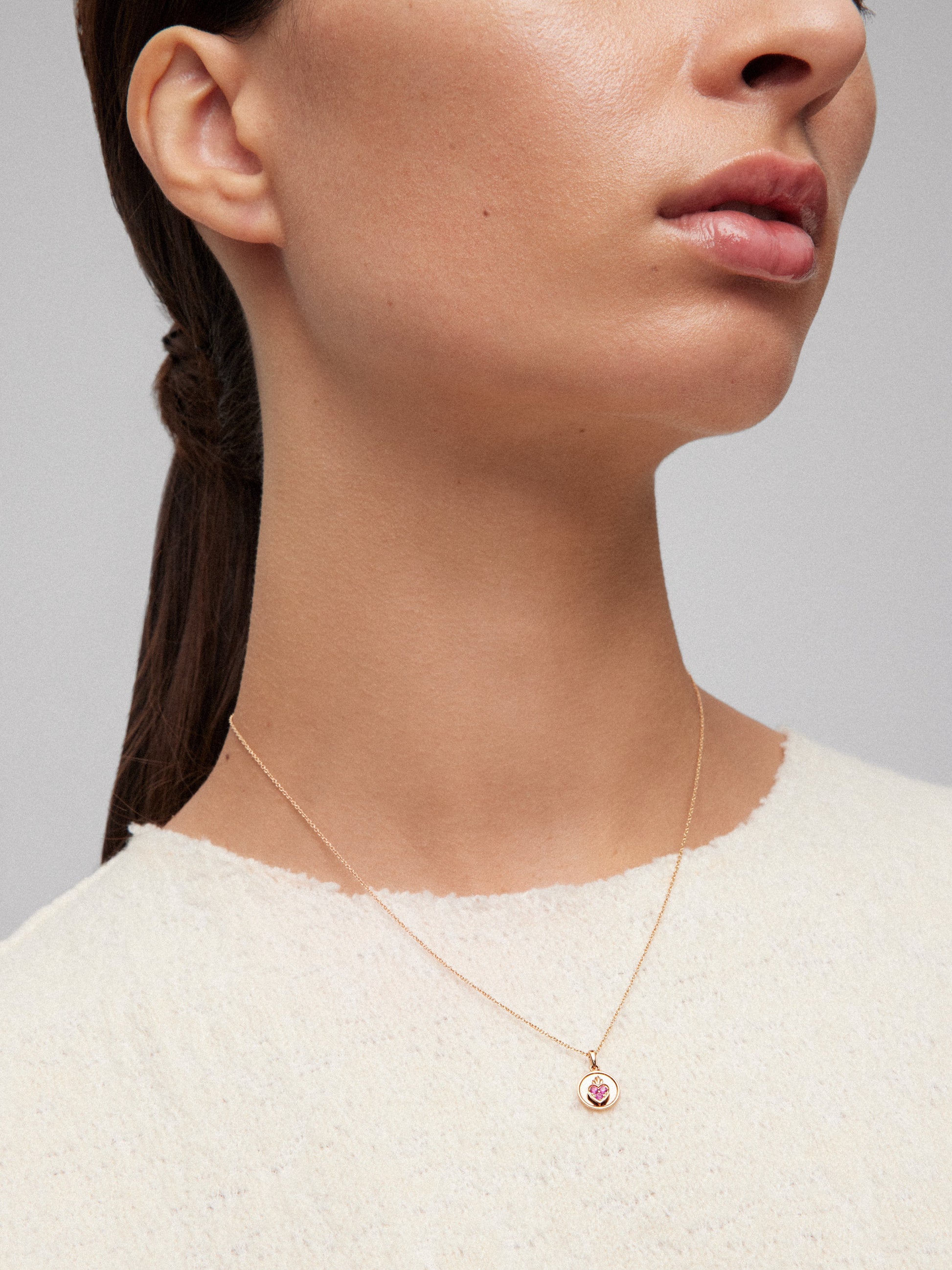 Colgante de oro rosa de 18kt con zafiros