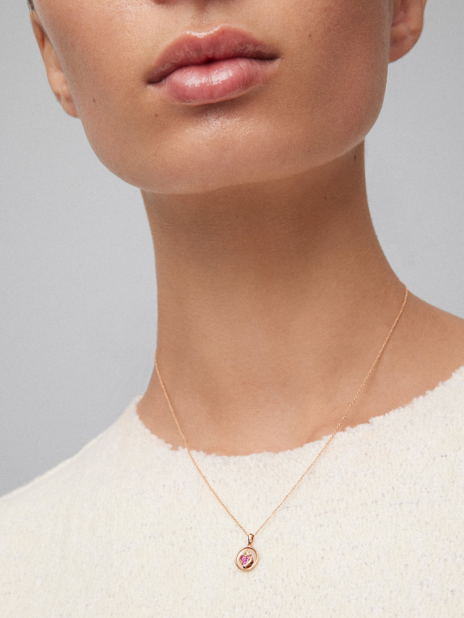 Colgante de oro rosa de 18kt con zafiros