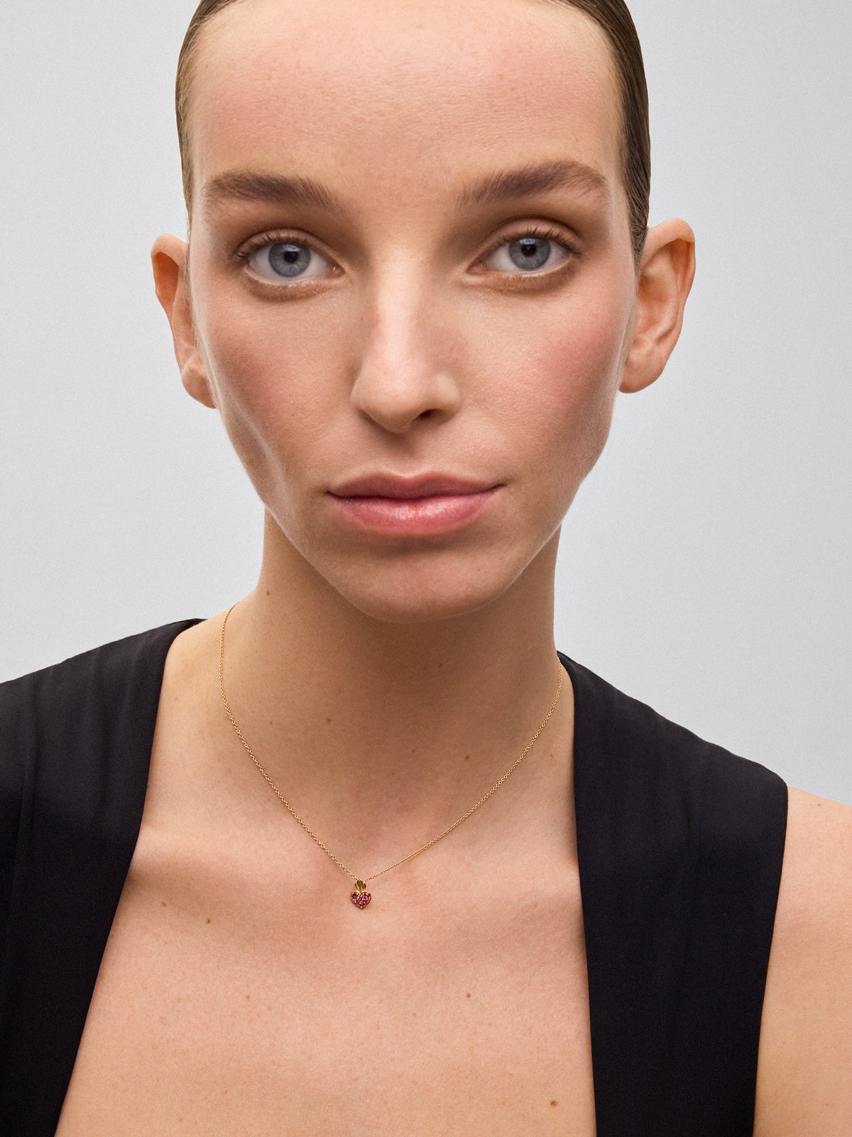 Colgante cadena corazón de oro rosa de 18K con zafiros rosas en talla brillante con un total de 0,21 cts