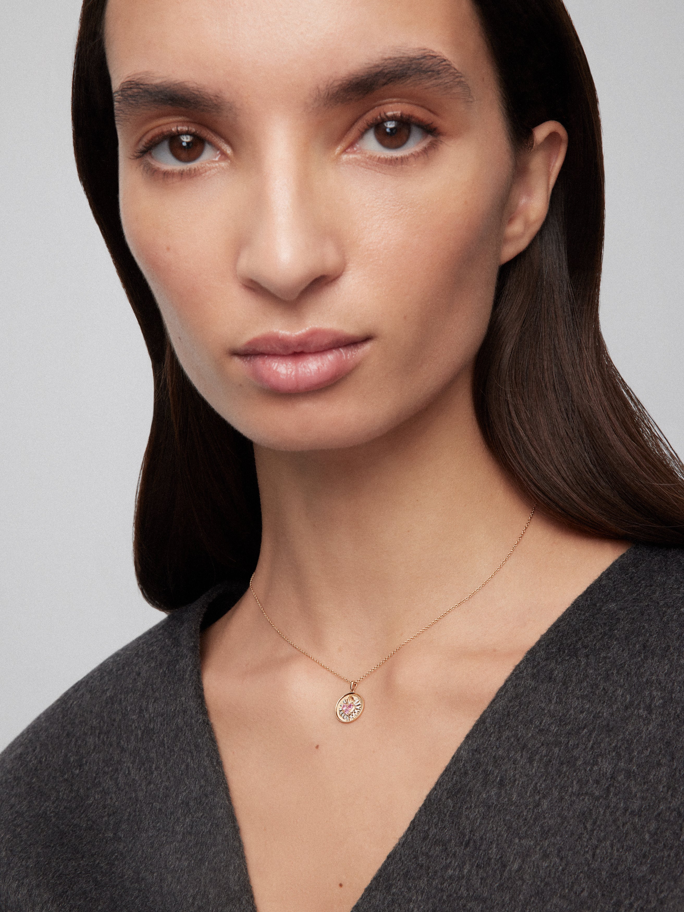 Colgante de oro blanco y rosa de 18K con 3 zafiros rosas en talla brillante con un total de 0,15 cts