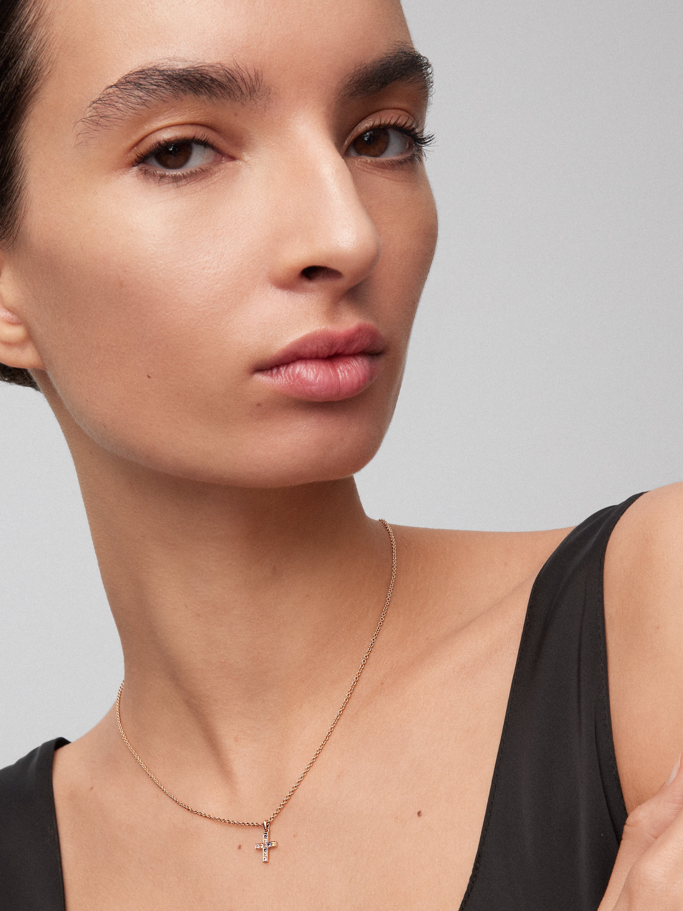 Colgante de oro rosa de 18K con zafiros multicolor con forma de cruz