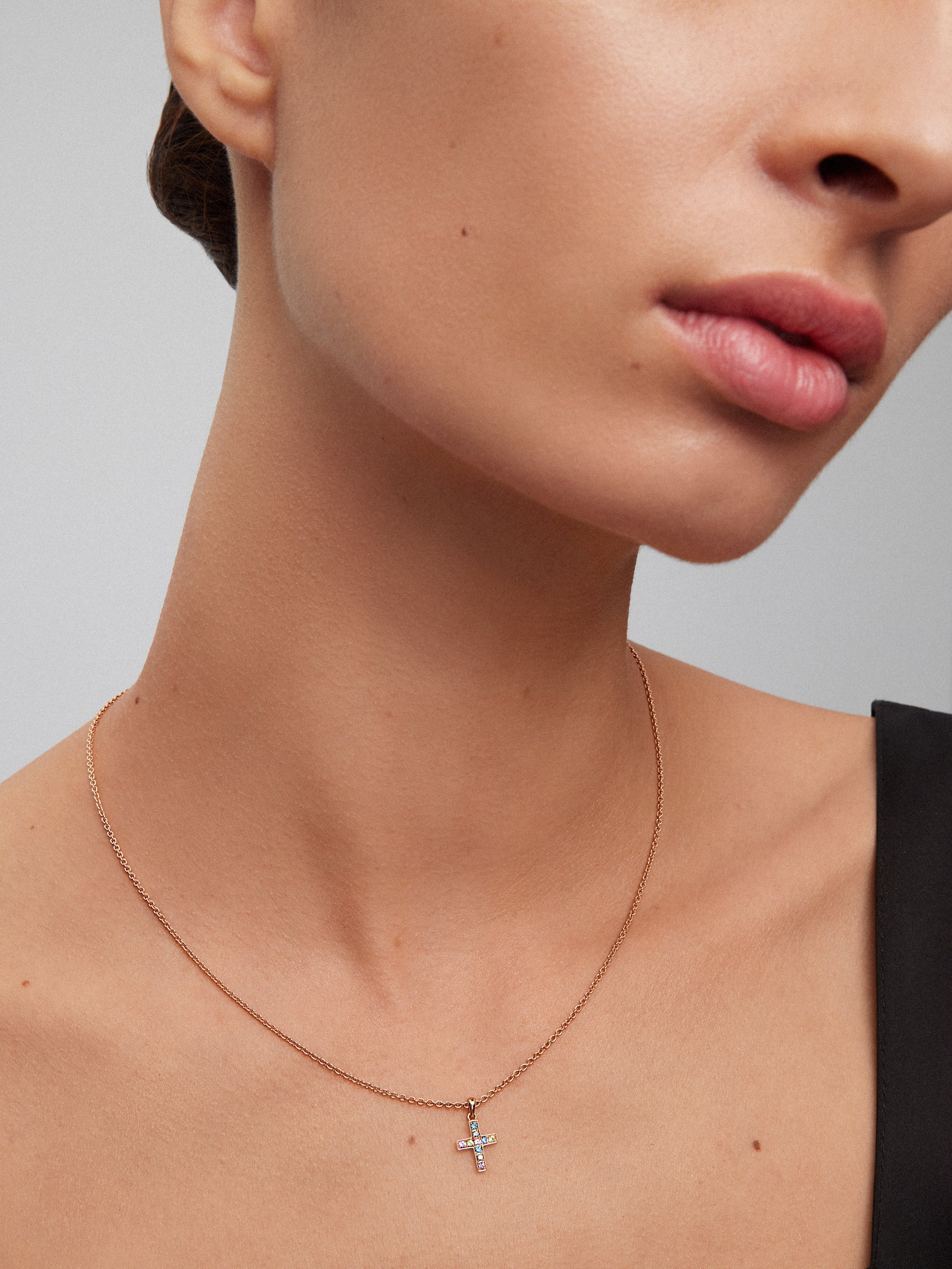 Colgante de oro rosa de 18K con zafiros multicolor con forma de cruz