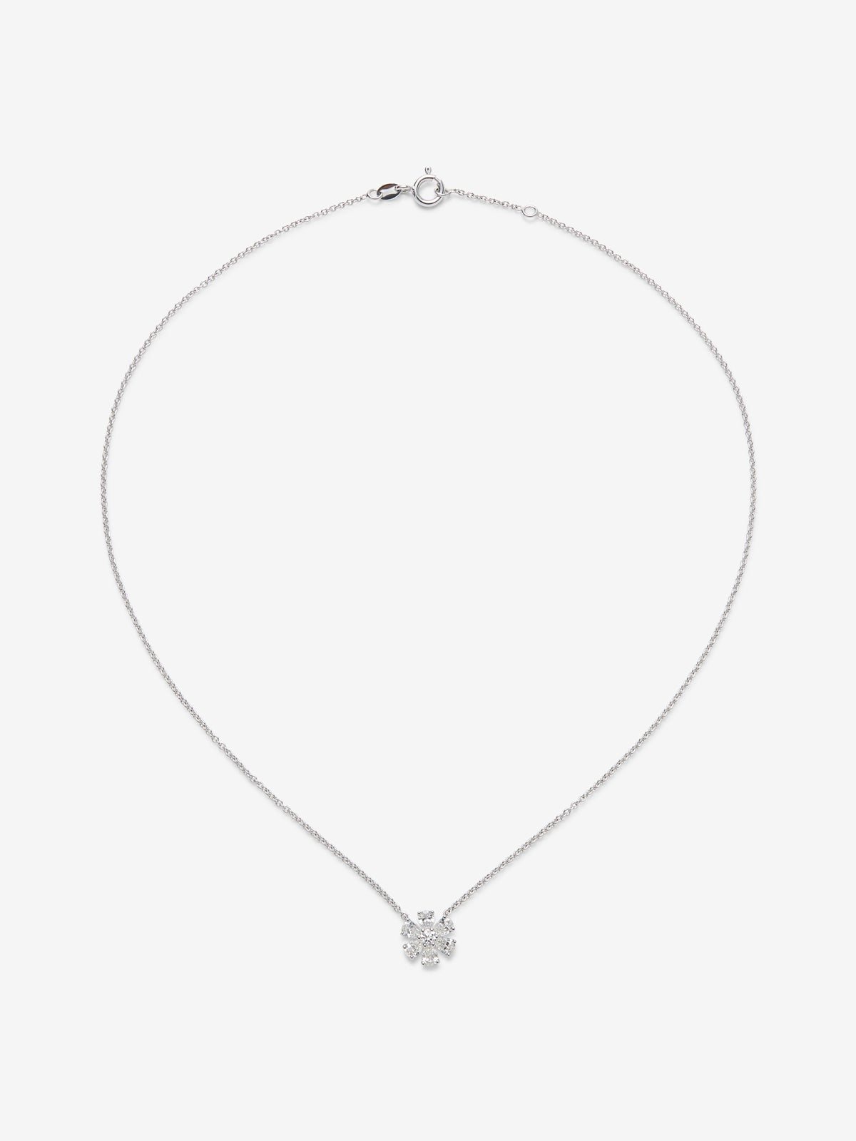 Colgante cadena flor de oro blanco de 18K con diamante central en talla brillante de 0,12 cts y 6 diamantes en talla pera con un total de 0,92 cts