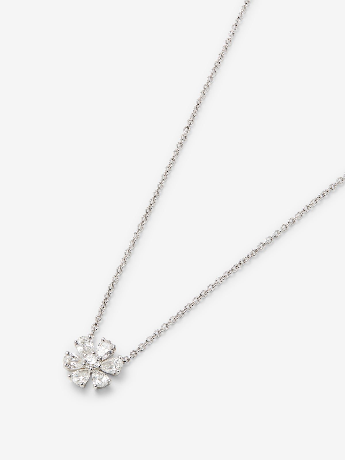 Colgante cadena flor de oro blanco de 18K con diamante central en talla brillante de 0,12 cts y 6 diamantes en talla pera con un total de 0,92 cts