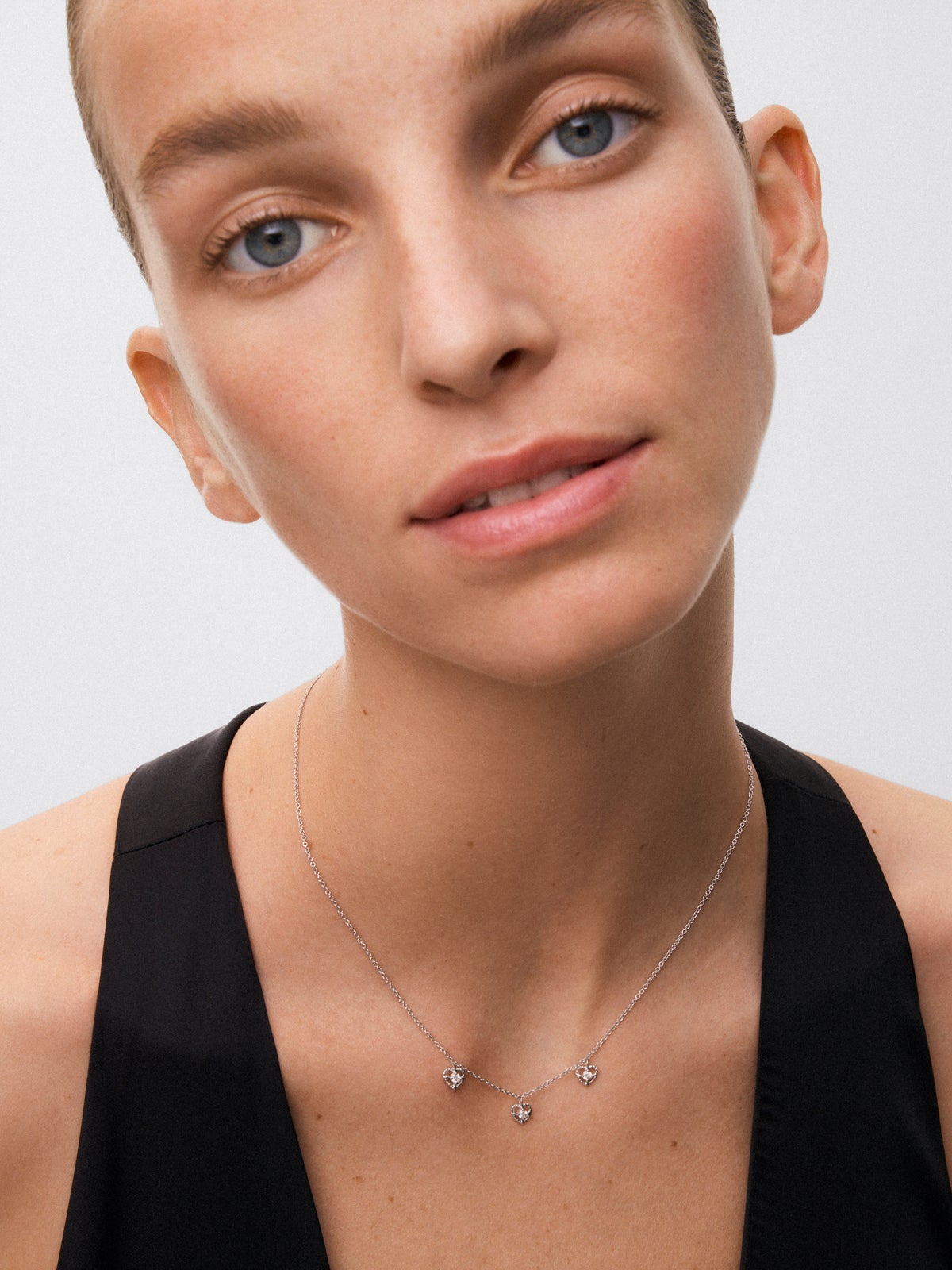 Colgante de oro blanco de 18K con diamantes en talla brillante con un total de 0,2 cts