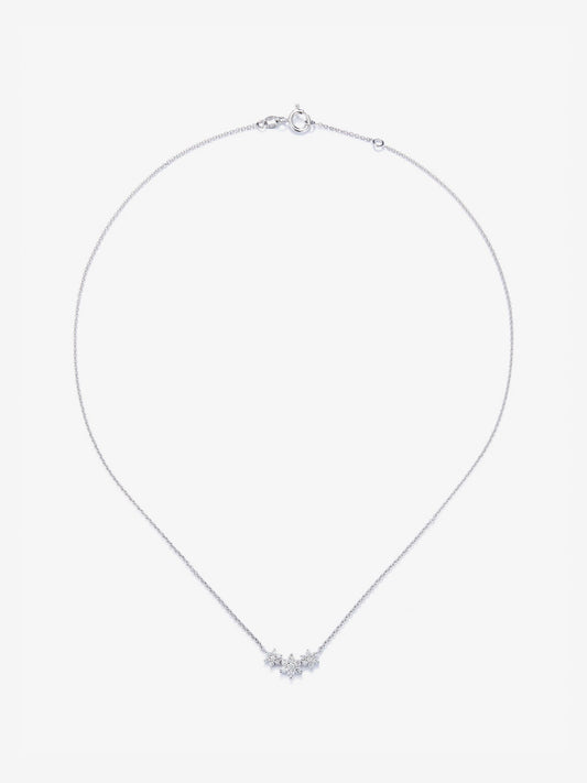 Colgante de oro blanco de 18K con diamantes en talla brillante de 0,29 cts y forma de estrellas