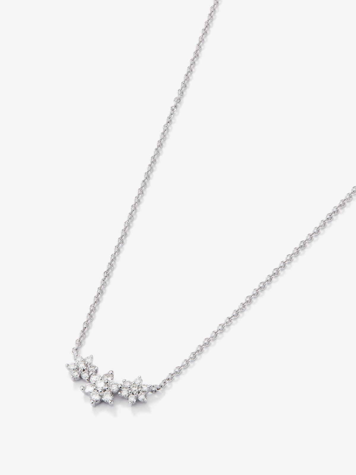 Colgante de oro blanco de 18K con diamantes en talla brillante de 0,29 cts y forma de estrellas