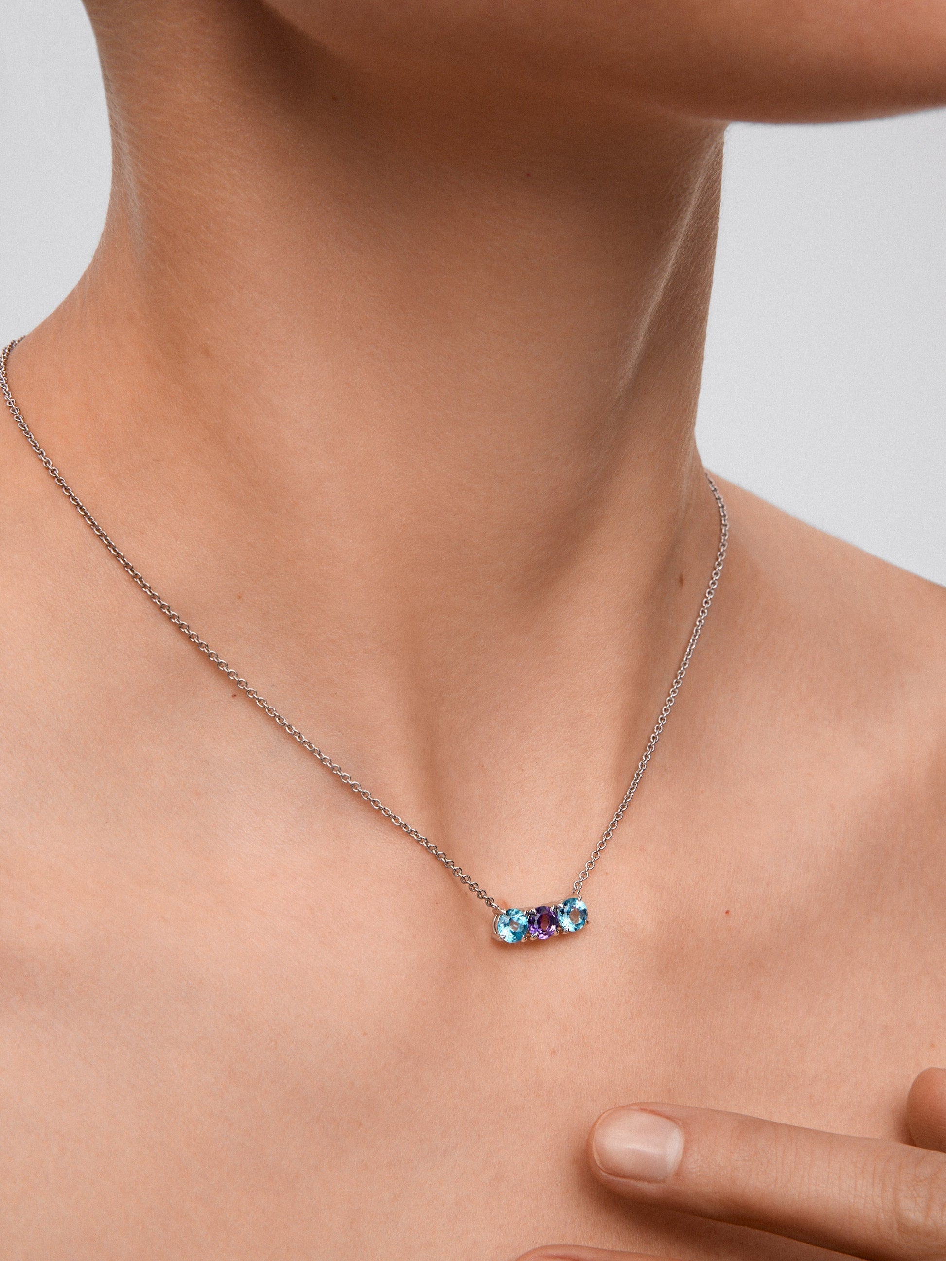 Colgante tresillo de plata 925 con topacios azuls swiss y amatista morada