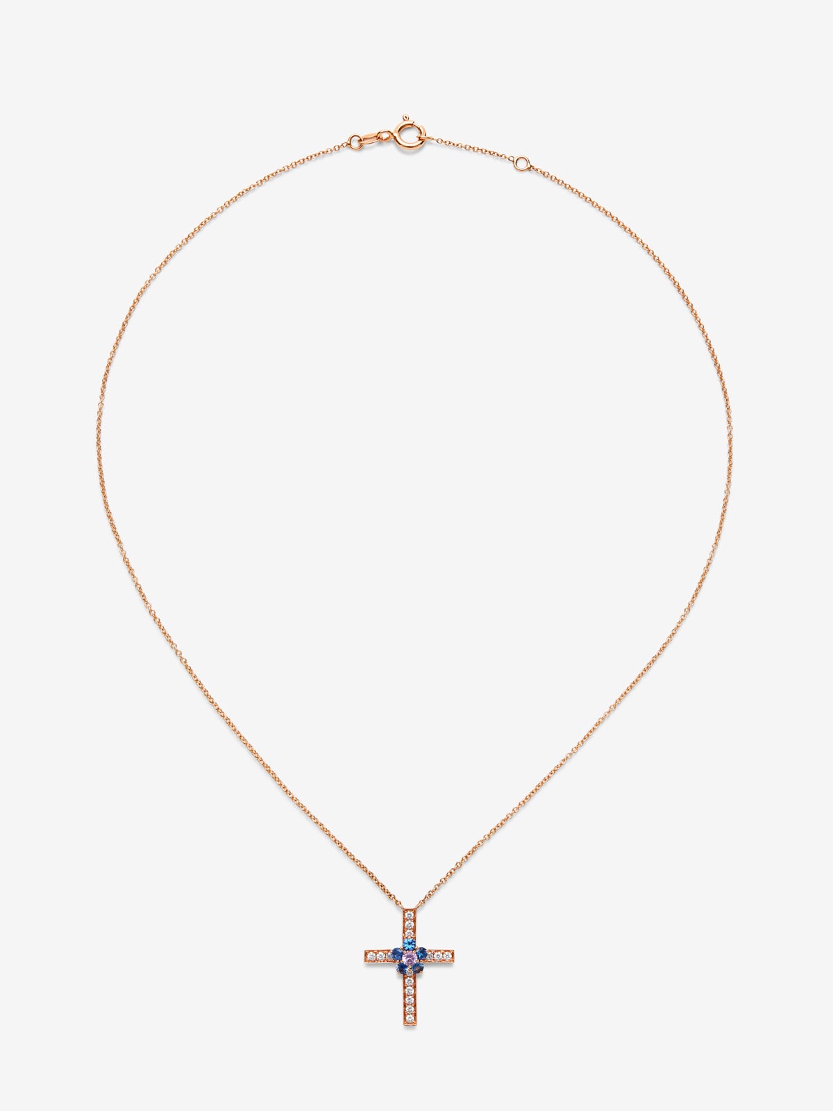 Colgante cadena cruz de oro rosa de 18K con 15 diamantes en talla brillante con un total de 0,27 cts, 5 zafiros azules en talla brillante con un total de 0,36 cts y zafiro rosa en talla brillante de 0,11 cts