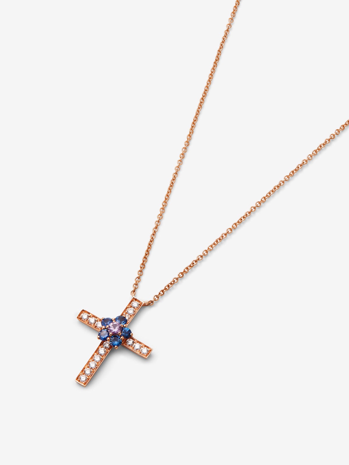 Colgante cadena cruz de oro rosa de 18K con 15 diamantes en talla brillante con un total de 0,27 cts, 5 zafiros azules en talla brillante con un total de 0,36 cts y zafiro rosa en talla brillante de 0,11 cts