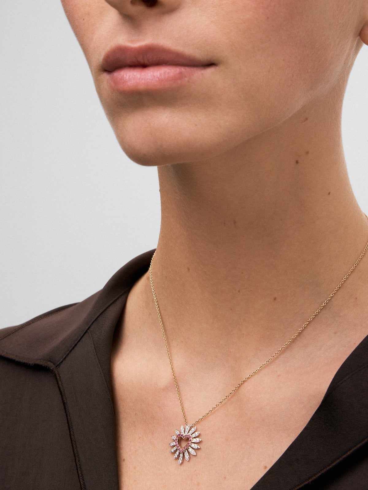 Colgante de corazón de oro blanco y rosa de 18K con diamantes blancos en talla brillante de 0,37 cts y zafiros rosas en talla brillante de 0,2 cts